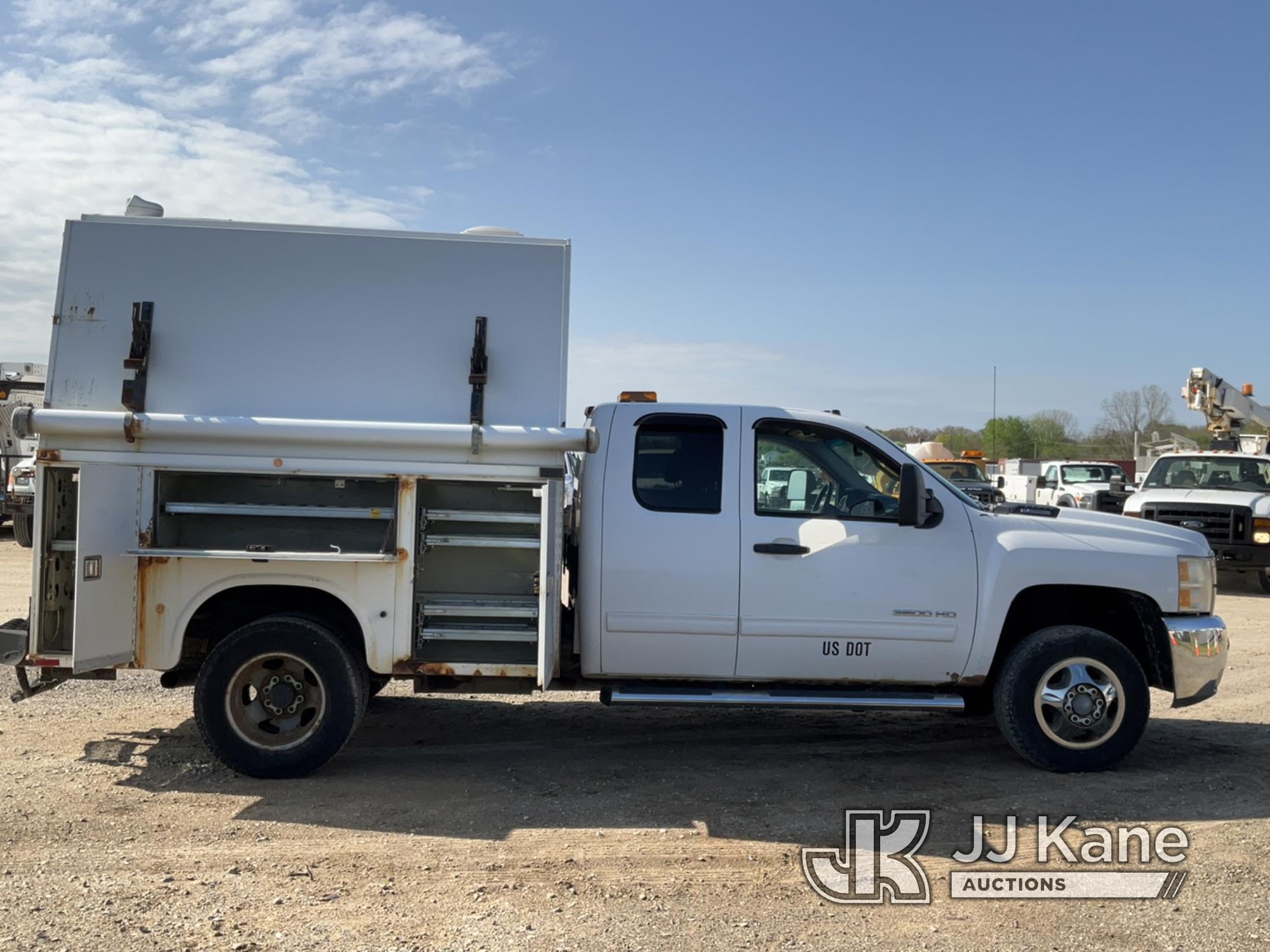 (Charlotte, MI) 2010 Chevrolet Silverado 3500HD 4x4 Extended Cab Enclosed Service Truck Runs, Moves,