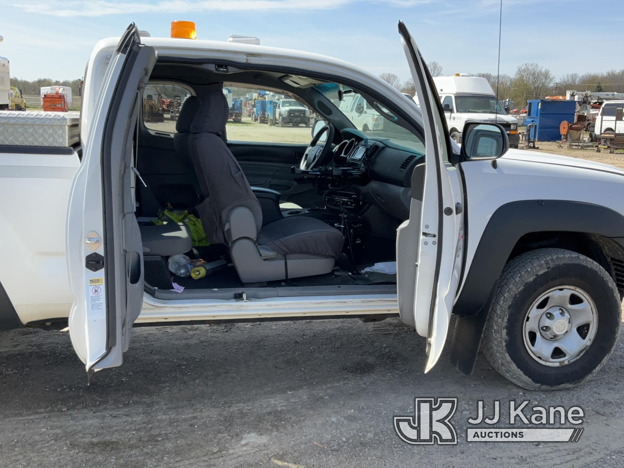 (Charlotte, MI) 2015 Toyota Tacoma 4x4 Extended-Cab Pickup Truck Runs, Moves, Jump To Start