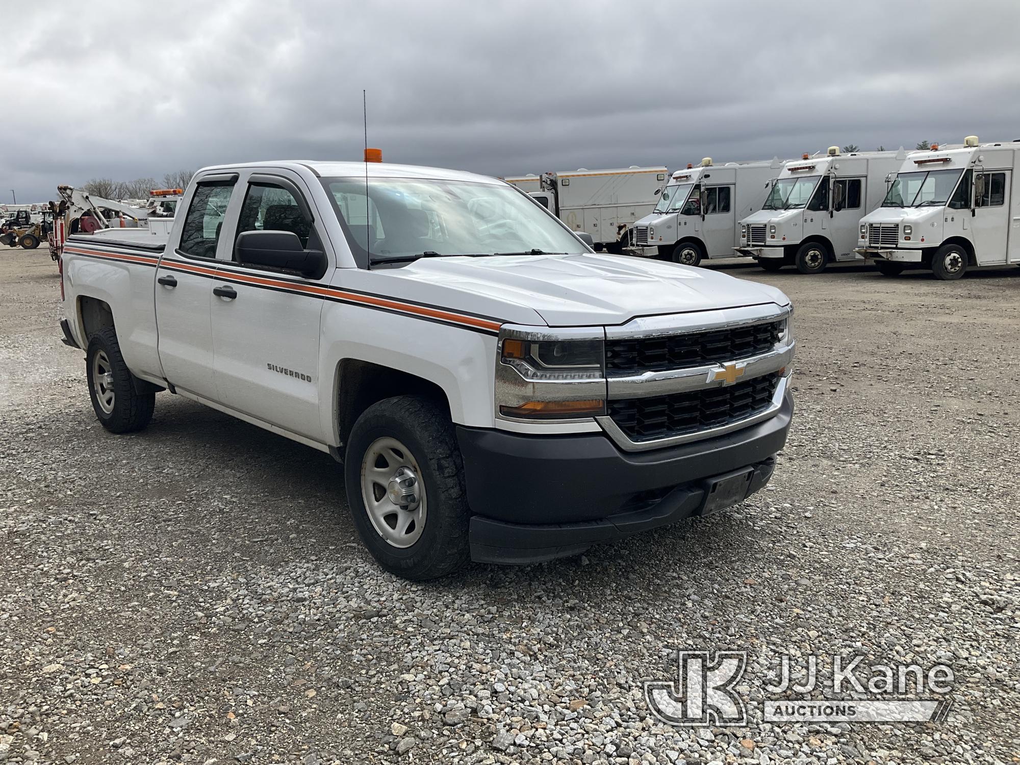 (Shrewsbury, MA) 2016 Chevrolet Silverado 1500 4x4 Extended-Cab Pickup Truck Runs & Moves) (Check En