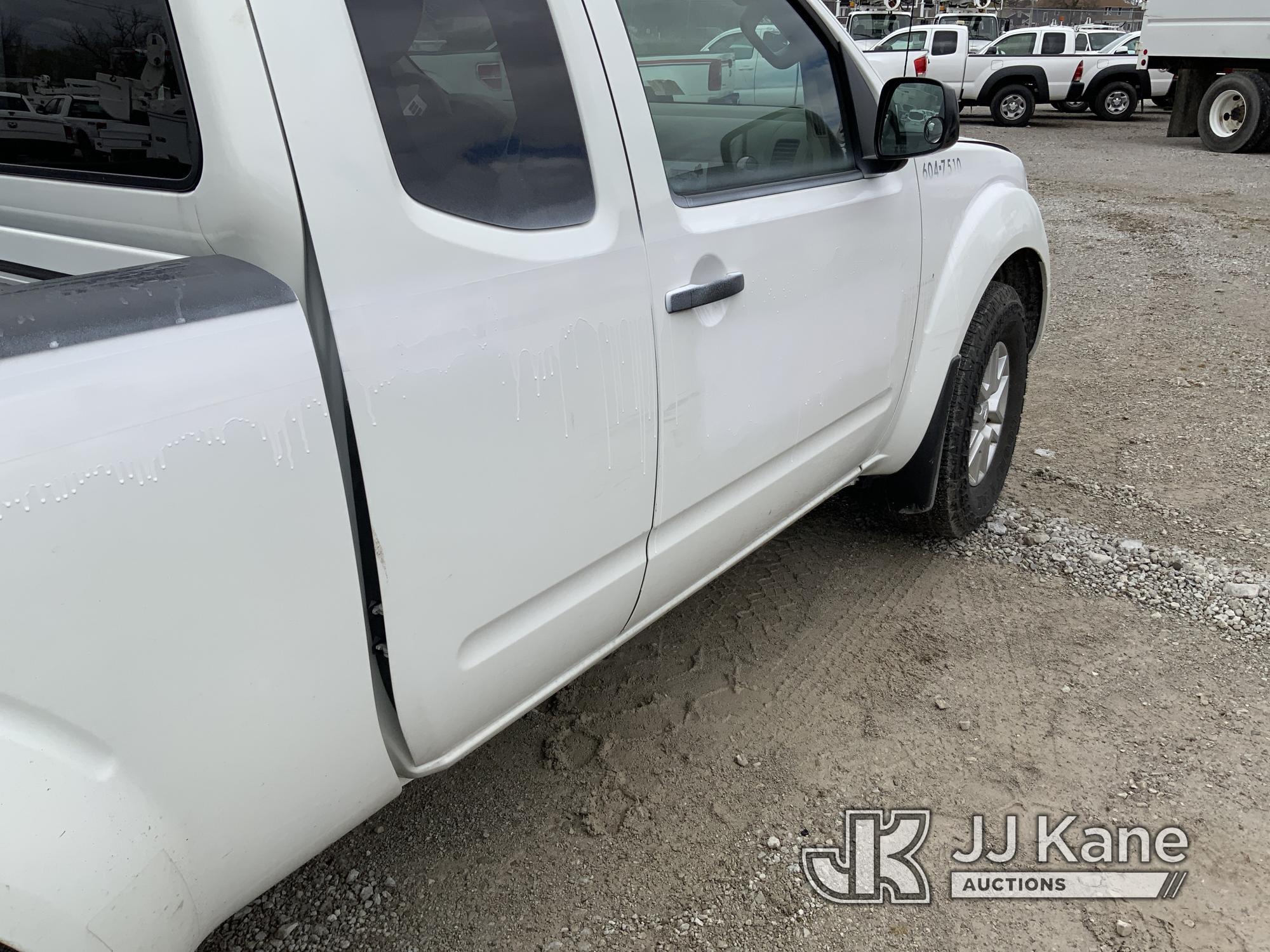 (Fort Wayne, IN) 2017 Nissan Frontier 4x4 Extended-Cab Pickup Truck Runs & Moves) (Paint Damage