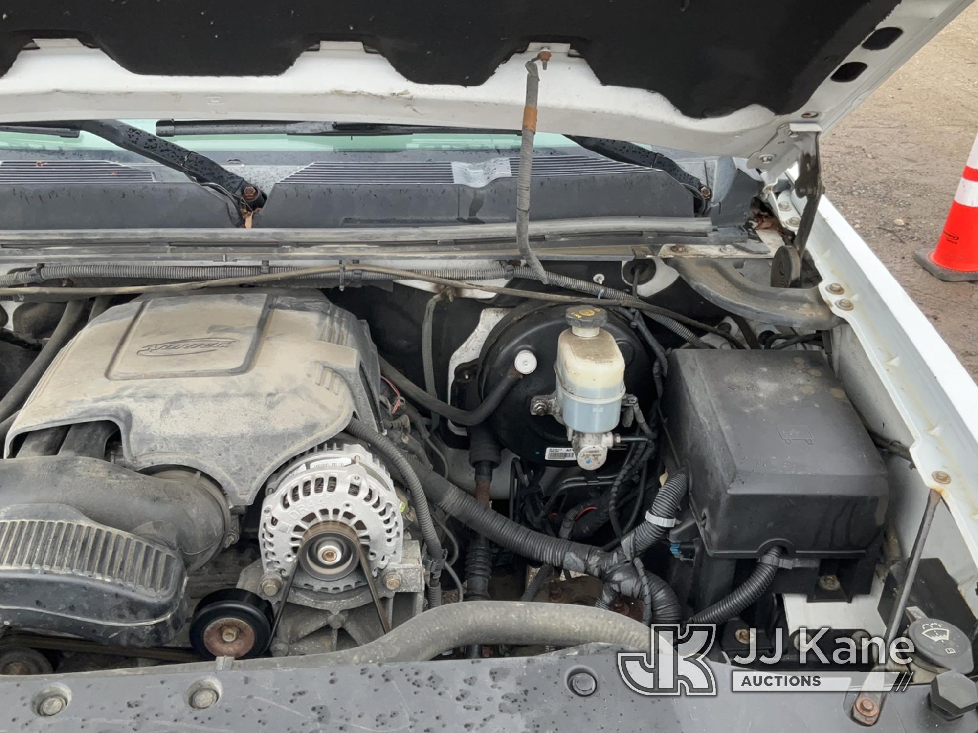 (Charlotte, MI) 2009 Chevrolet Silverado 1500 Pickup Truck Runs & Moves) (Jump To Start, Oil Leak, R