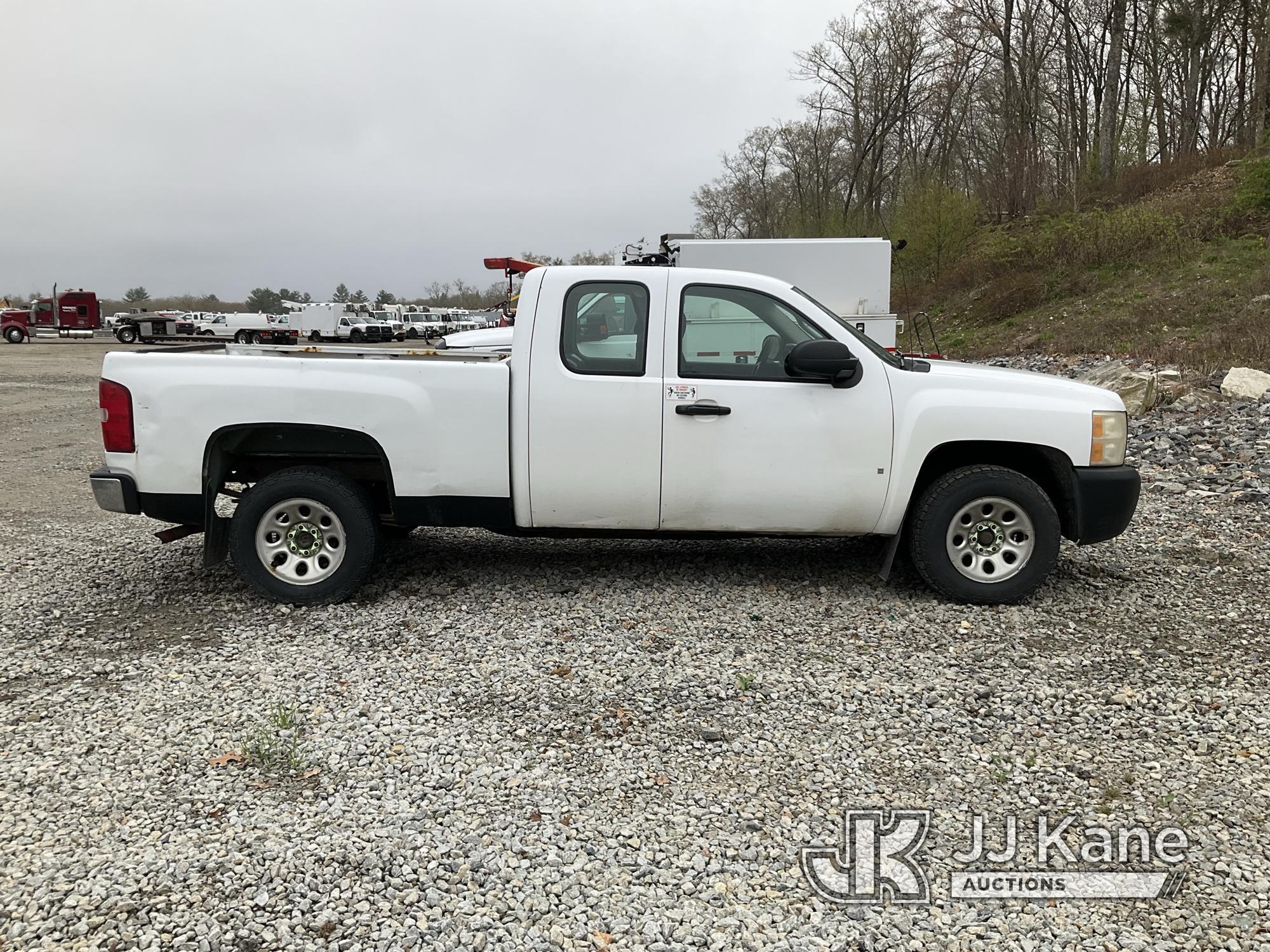 (Shrewsbury, MA) 2007 Chevrolet Silverado 1500 4x4 Extended-Cab Pickup Truck Runs) (Does Not Move, B