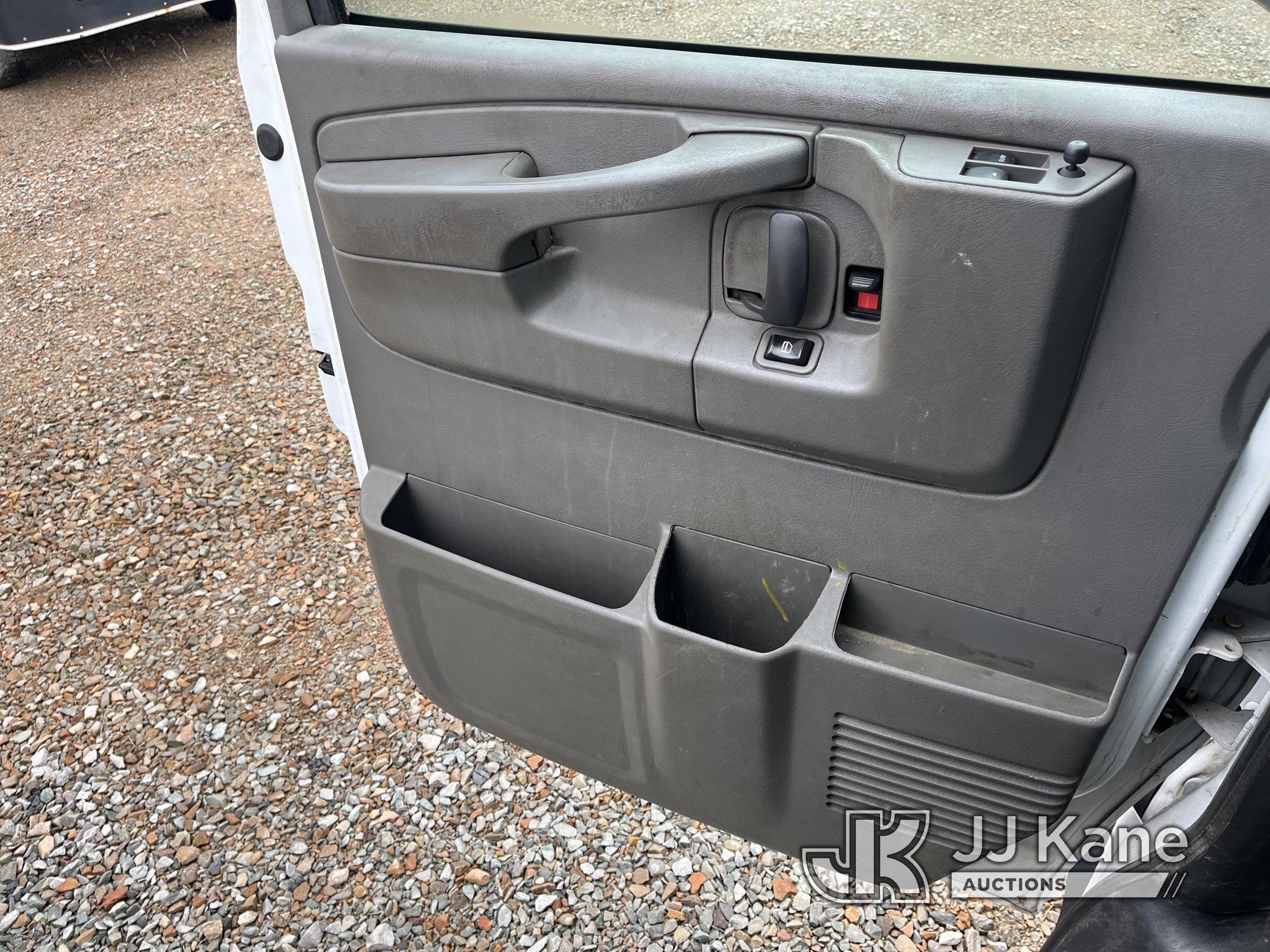 (Smock, PA) 2014 GMC Savana G2500 Cargo Van Title Delay) (Runs & Moves, Cracked Windshield, TPS Ligh