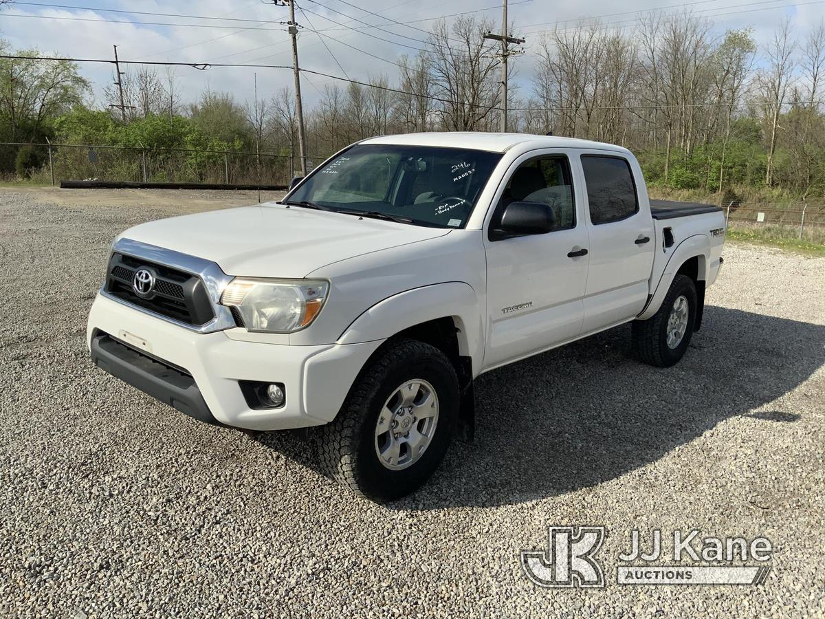 (Fort Wayne, IN) 2012 Toyota Tacoma 4x4 Crew-Cab Pickup Truck Runs & Moves) (Body Damage