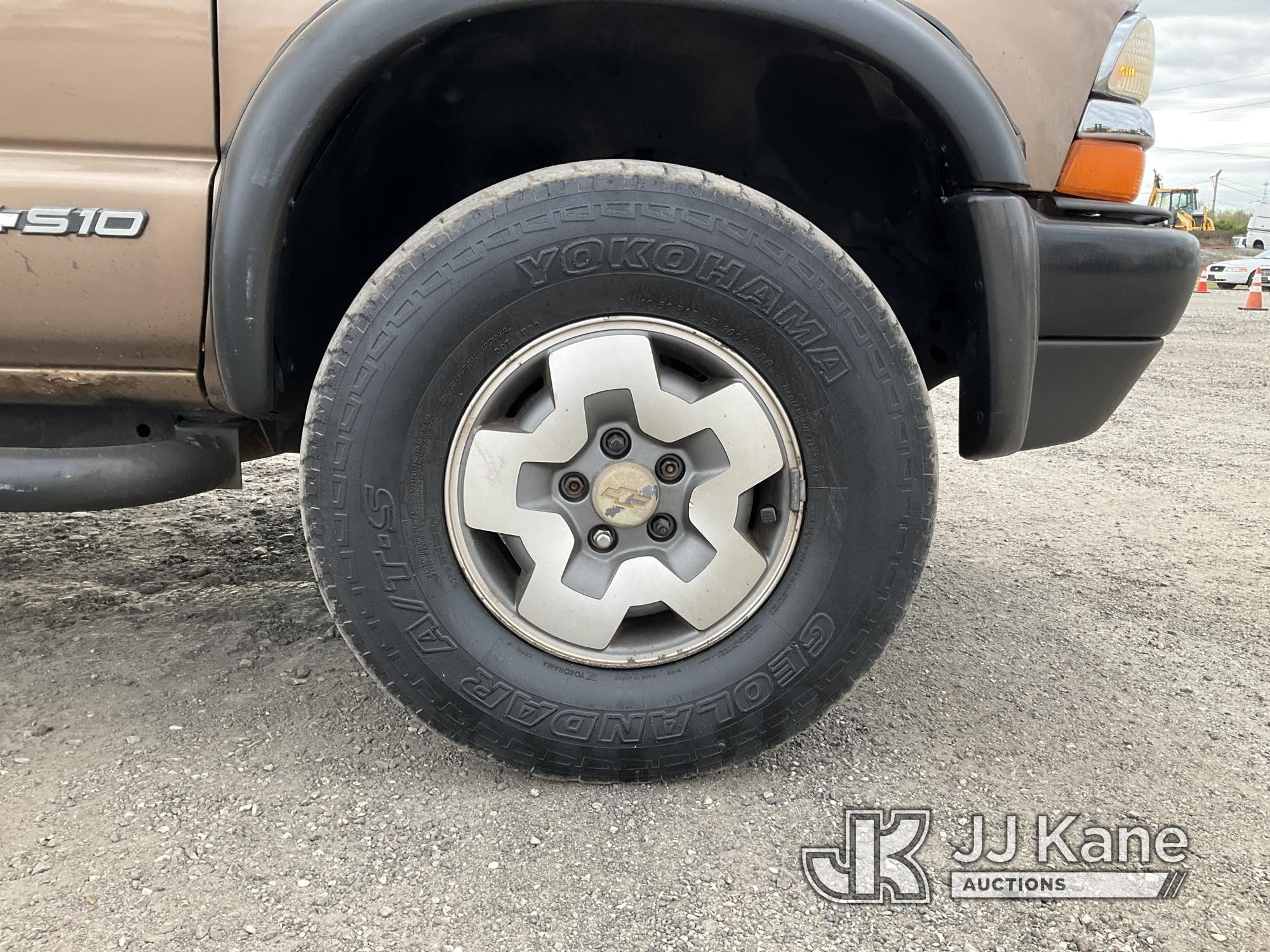 (Plymouth Meeting, PA) 2003 Chevrolet S10 4x4 Extended-Cab Pickup Truck