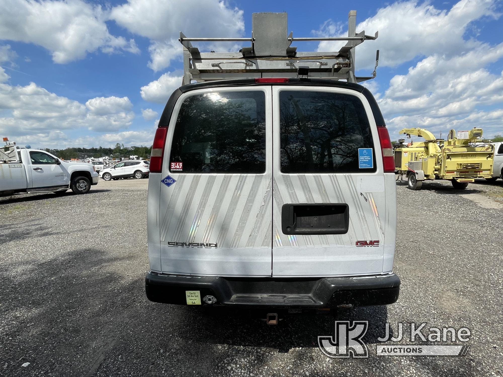 (Plymouth Meeting, PA) 2011 GMC Savana G3500 Cargo Van CNG Only) (Runs & Moves, Body & Rust Damage