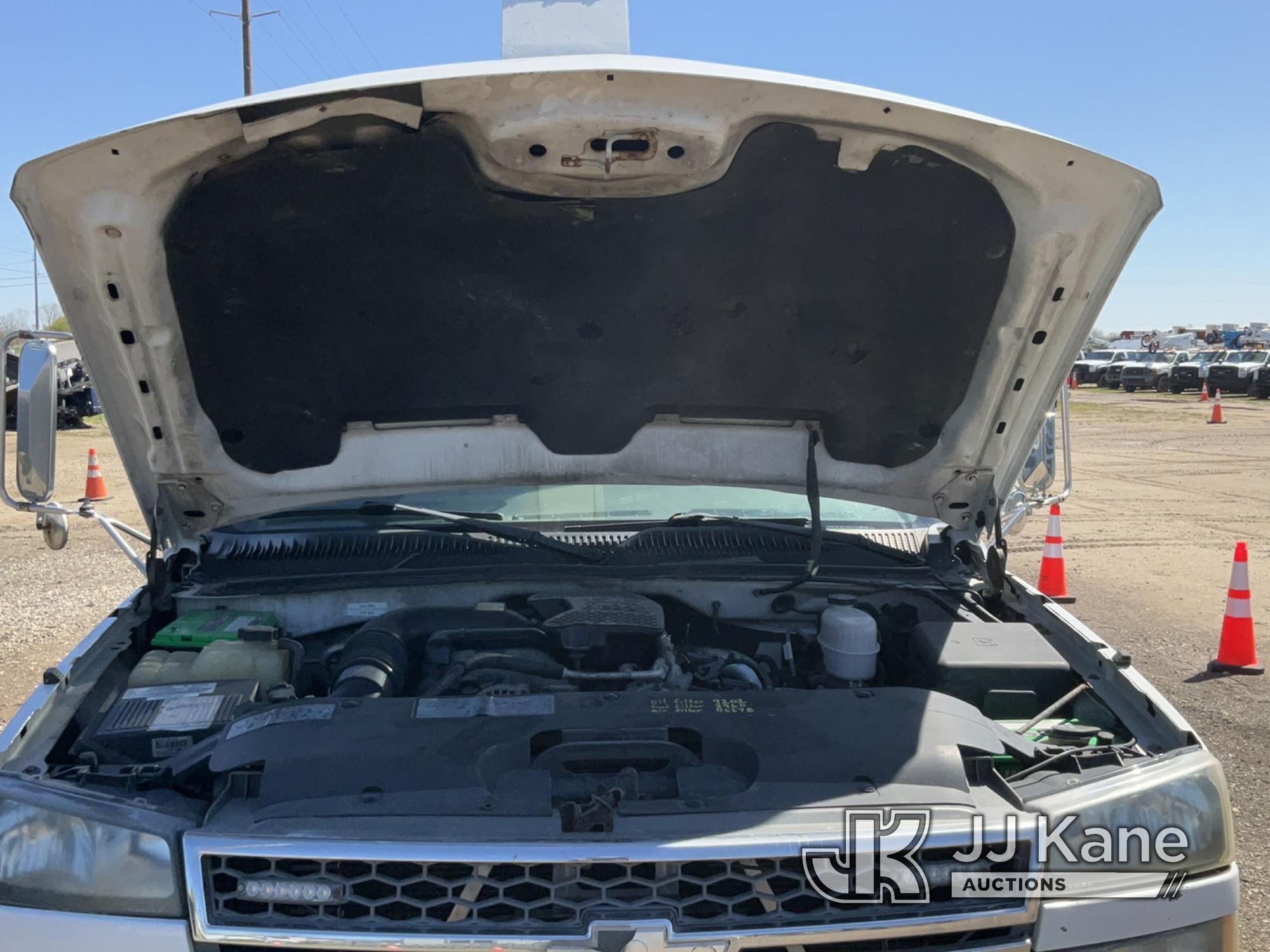 (Charlotte, MI) Versalift SHV28PS, Non-Insulated Bucket Truck mounted behind cab on 2005 Chevrolet S