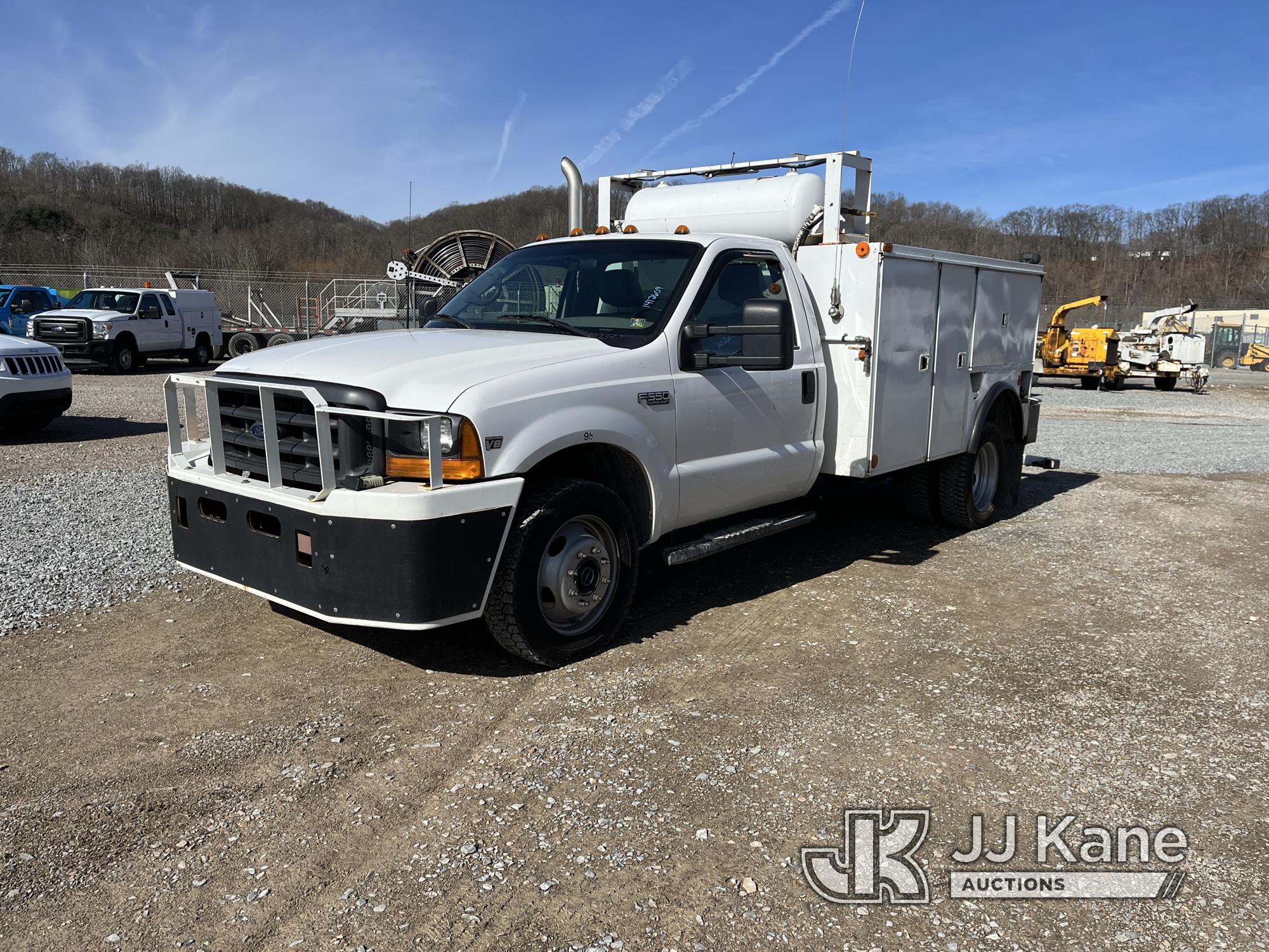 (Smock, PA) 1999 Ford F550 4x4 Tow Truck Runs, Moves & Operates, Rust Damage