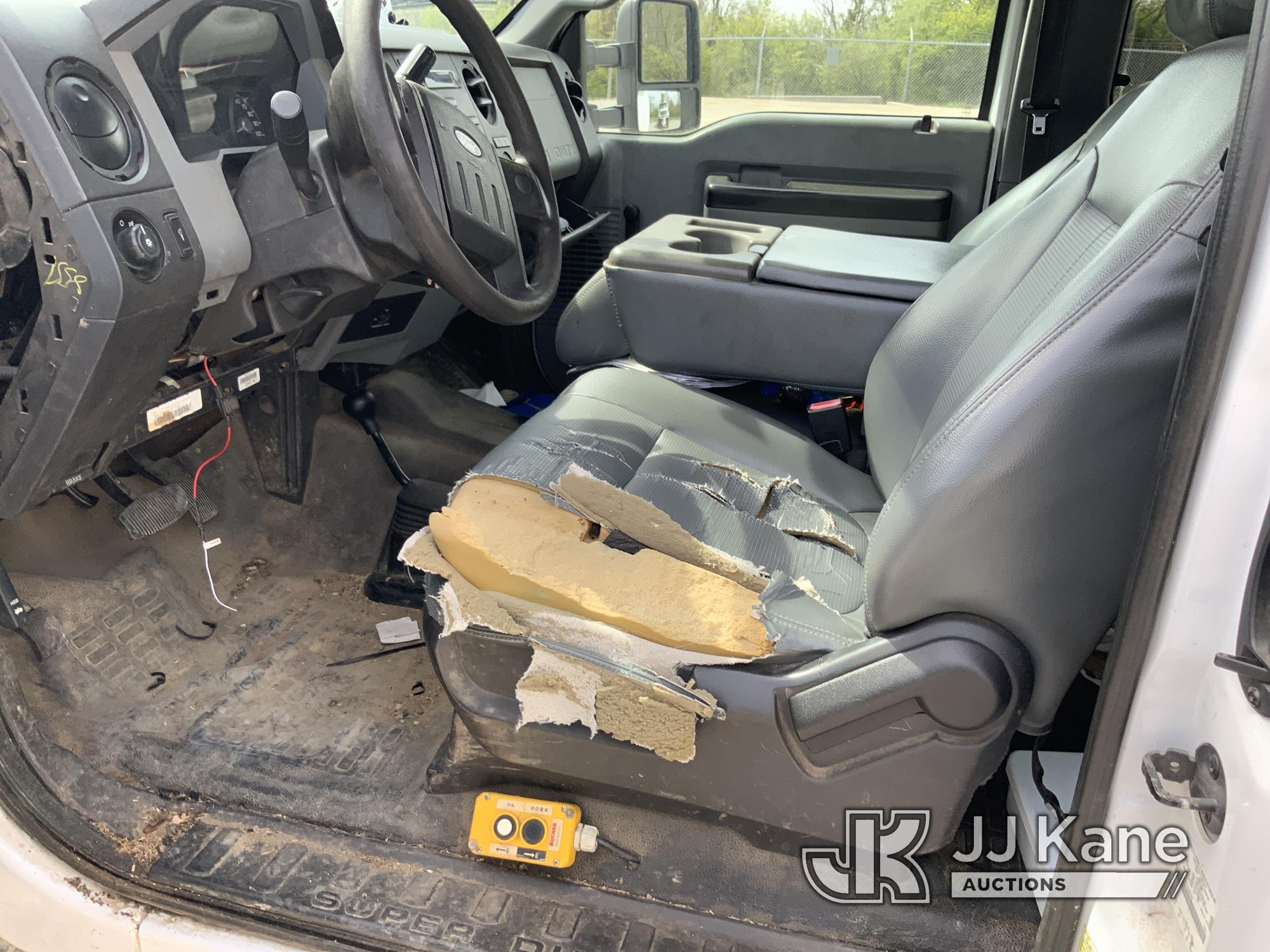 (Fort Wayne, IN) 2015 Ford F550 4x4 Extended-Cab Chipper Dump Truck Runs, Moves & Operates) (Check E