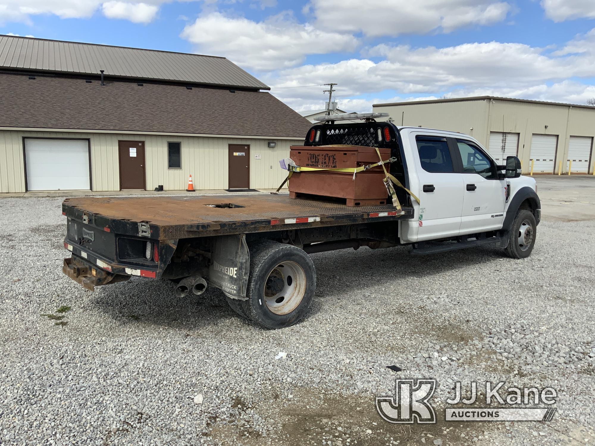 (Fort Wayne, IN) 2017 Ford F550 4x4 Crew-Cab Flatbed Truck Runs & Moves