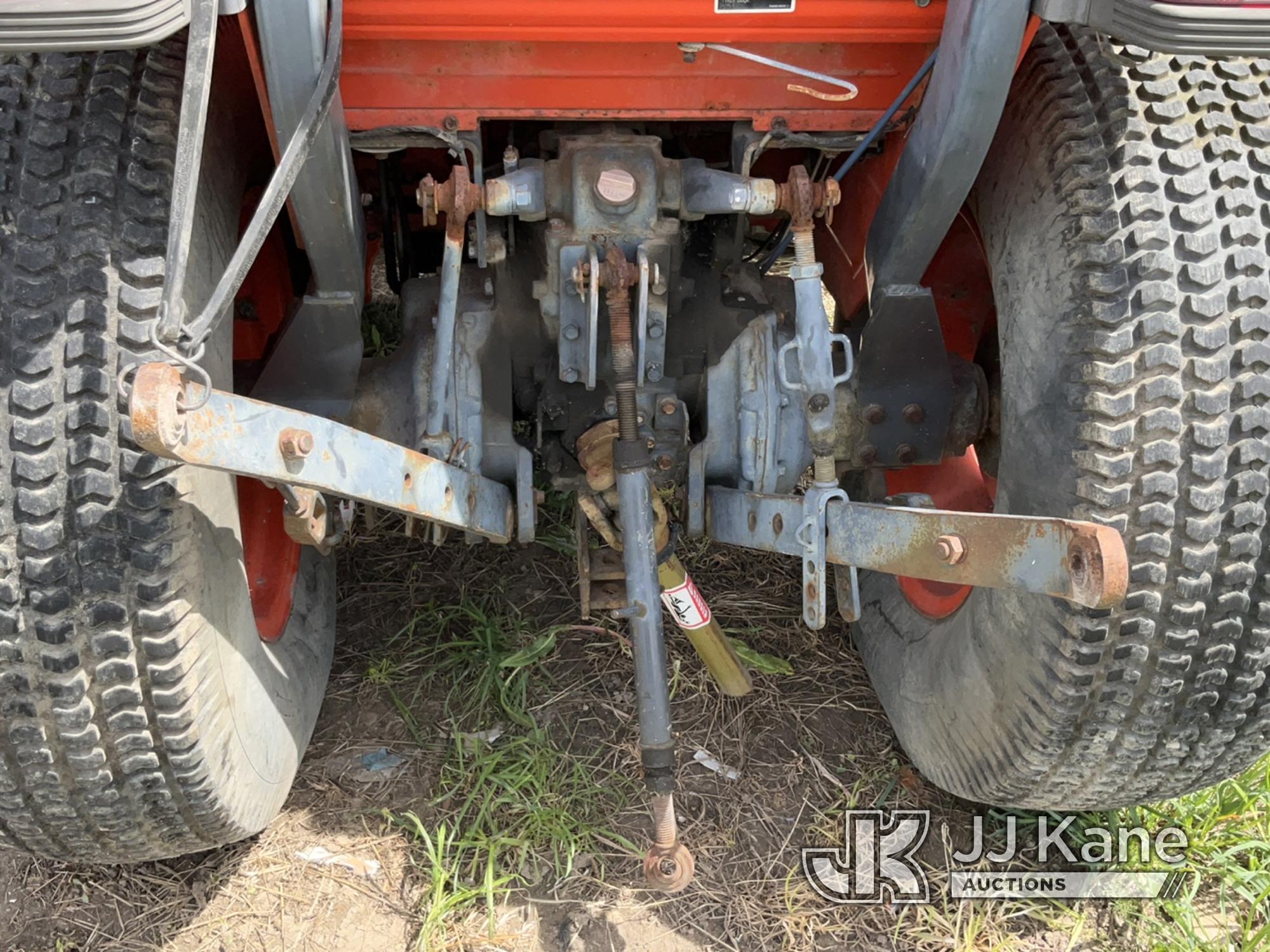 (Charlotte, MI) Kubota L2900 Rubber Tired Tractor Not Running, Condition Unknown, No Crank with Jump