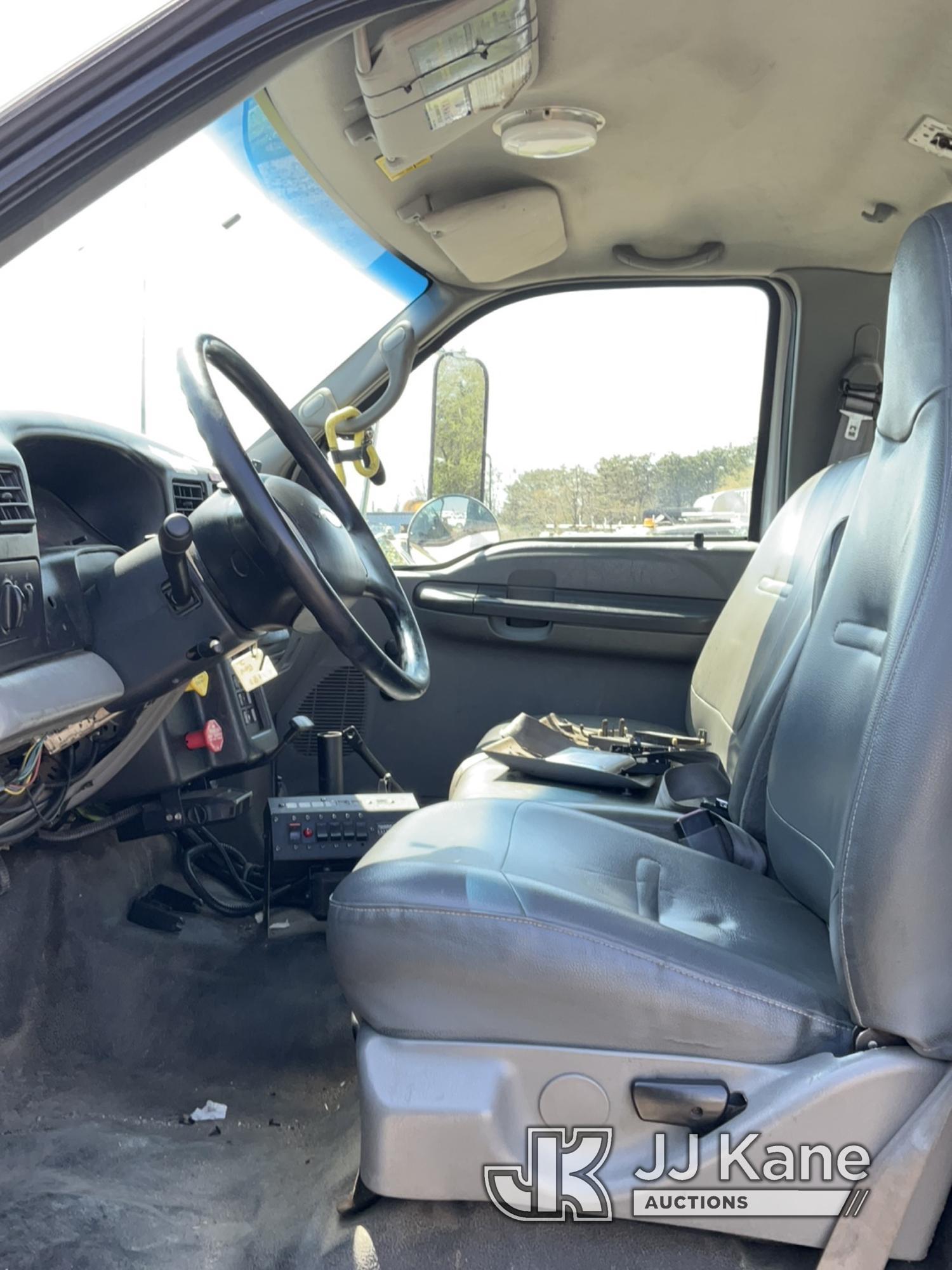 (Bellport, NY) Terex/HiRanger SC42, Over-Center Bucket Truck center mounted on 2006 Ford F750 Utilit