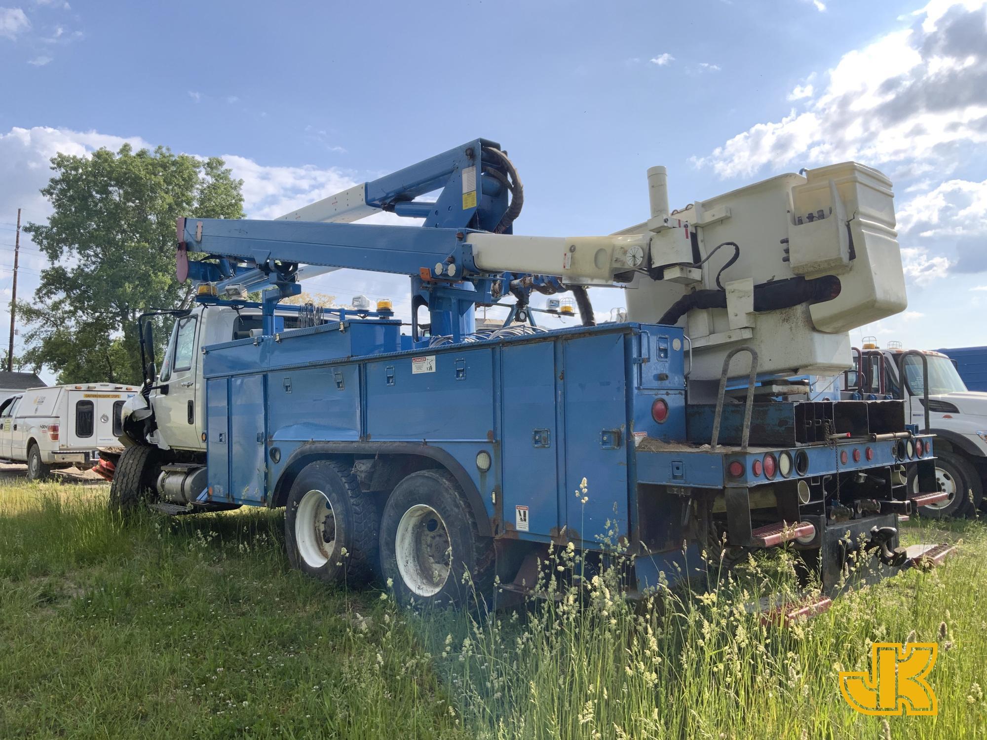 (Charlotte, MI) HiRanger TL55, Articulating & Telescopic Bucket Truck center mounted on 2014 Interna