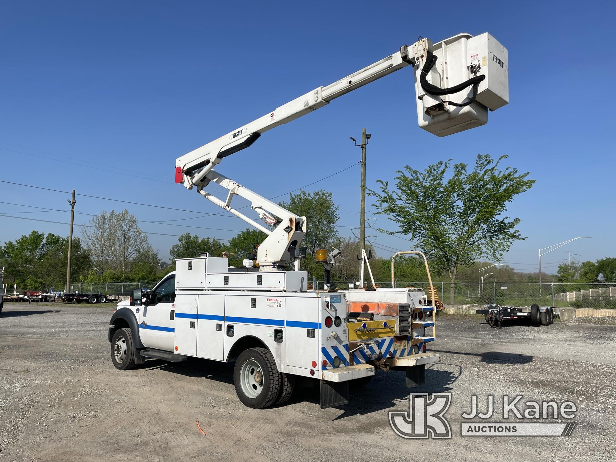 (Plymouth Meeting, PA) Versalift SST40EIH-01, Articulating & Telescopic Bucket Truck center mounted