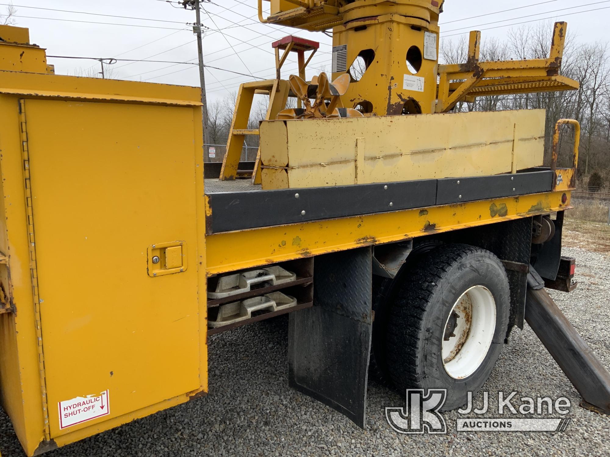 (Fort Wayne, IN) Terex/Telelect Commander 4047, Digger Derrick rear mounted on 2005 International 73