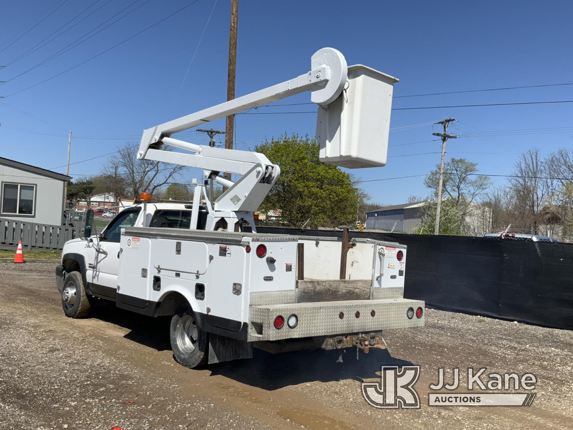 (Charlotte, MI) Versalift SHV28PS, Non-Insulated Bucket Truck mounted behind cab on 2005 Chevrolet S