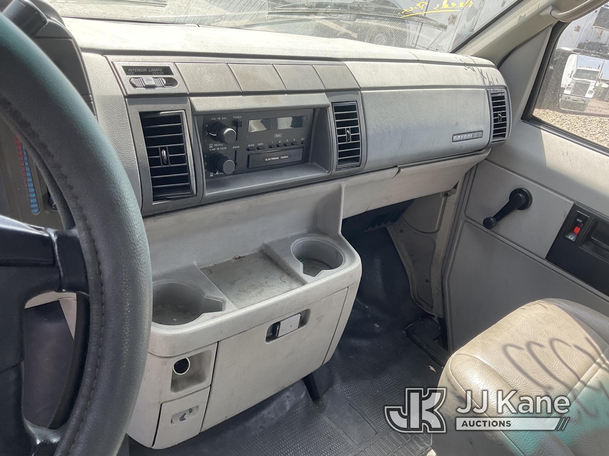 (Jurupa Valley, CA) 1995 GMC Safari Cargo Van Runs & Moves, Paint Damage