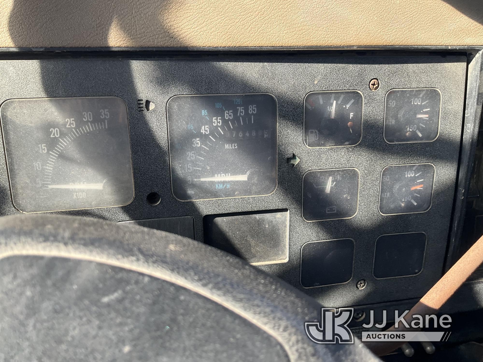 (Jurupa Valley, CA) 1991 International 4900 T/A Dump Truck Runs & Moves, Damaged Light bulb & Housin