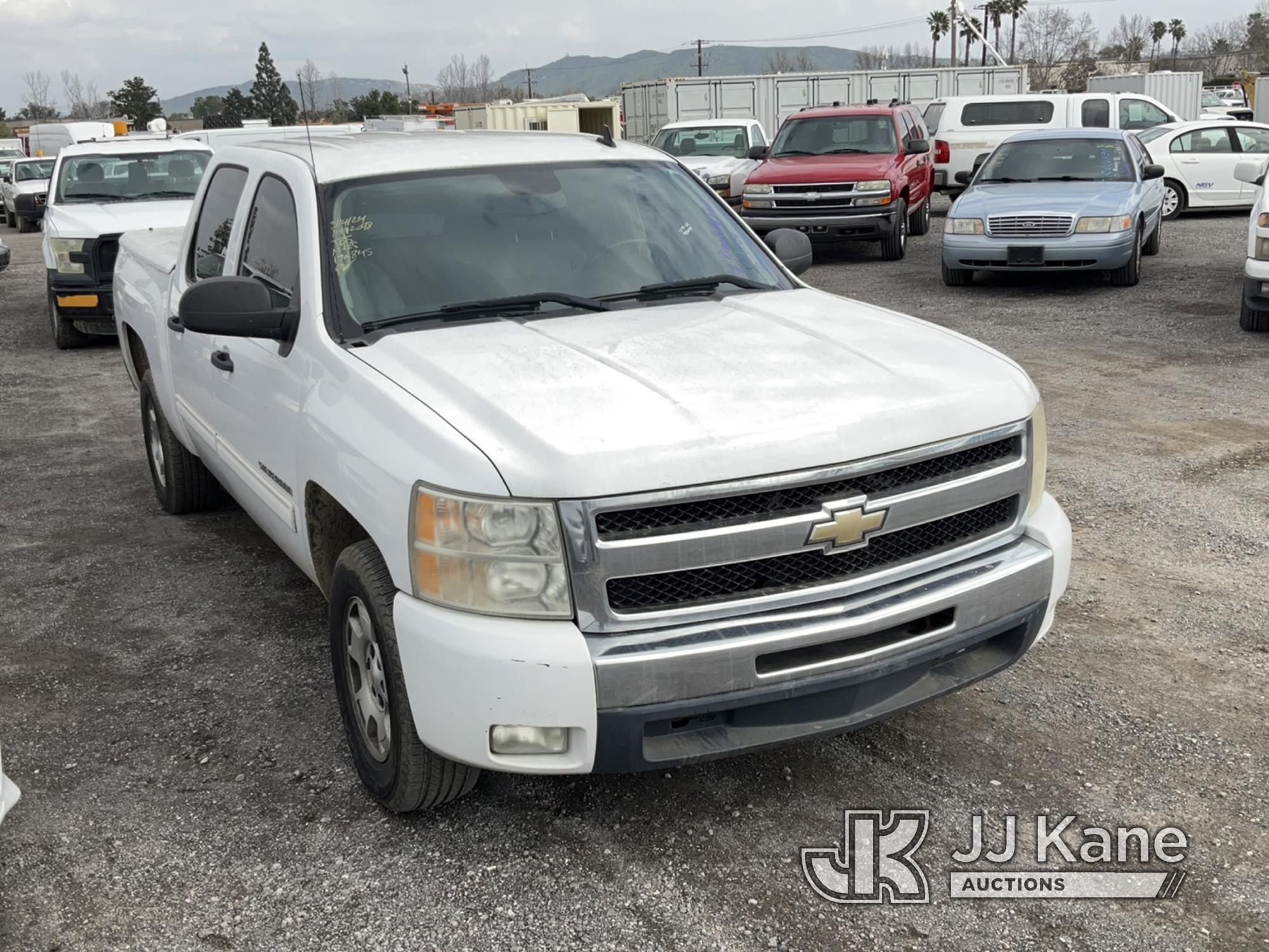 (Jurupa Valley, CA) 2011 Chevrolet Silverado 1500 Crew-Cab Pickup Truck Runs & Moves