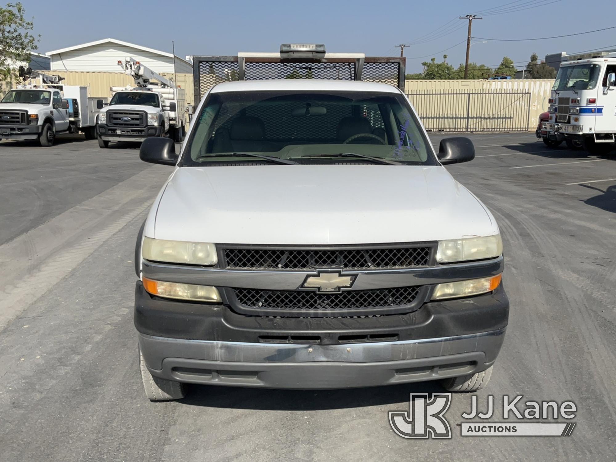 (Jurupa Valley, CA) 2001 Chevrolet Silverado 2500 Stake Truck Runs & Moves