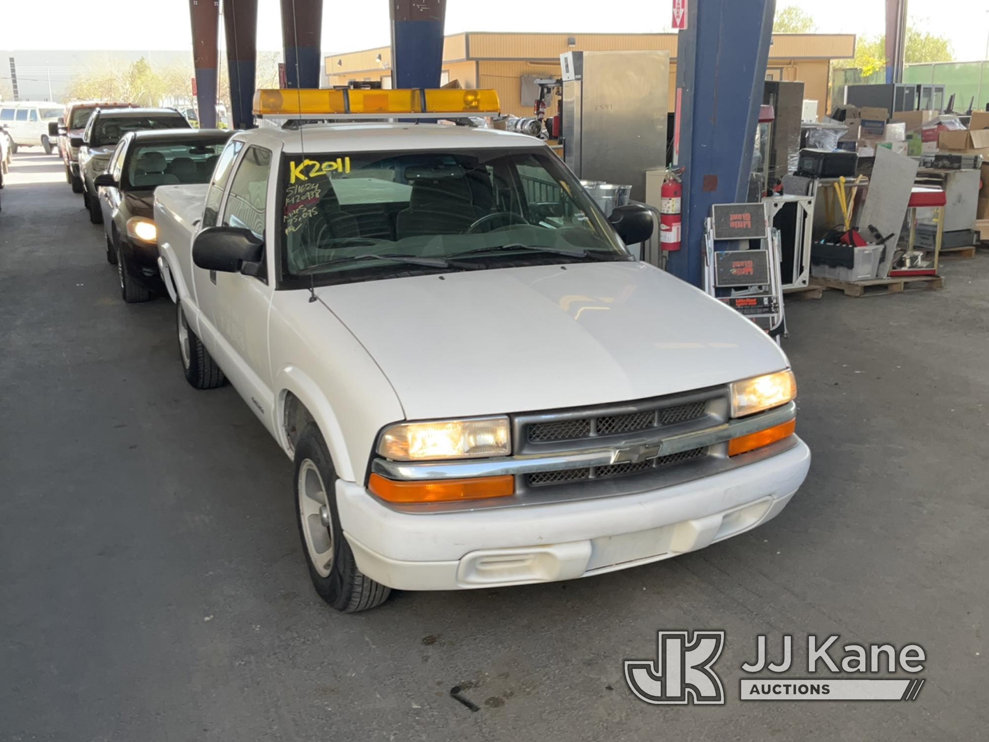 (Jurupa Valley, CA) 2000 Chevrolet S10 Pickup Truck Runs & Moves, Running Rough