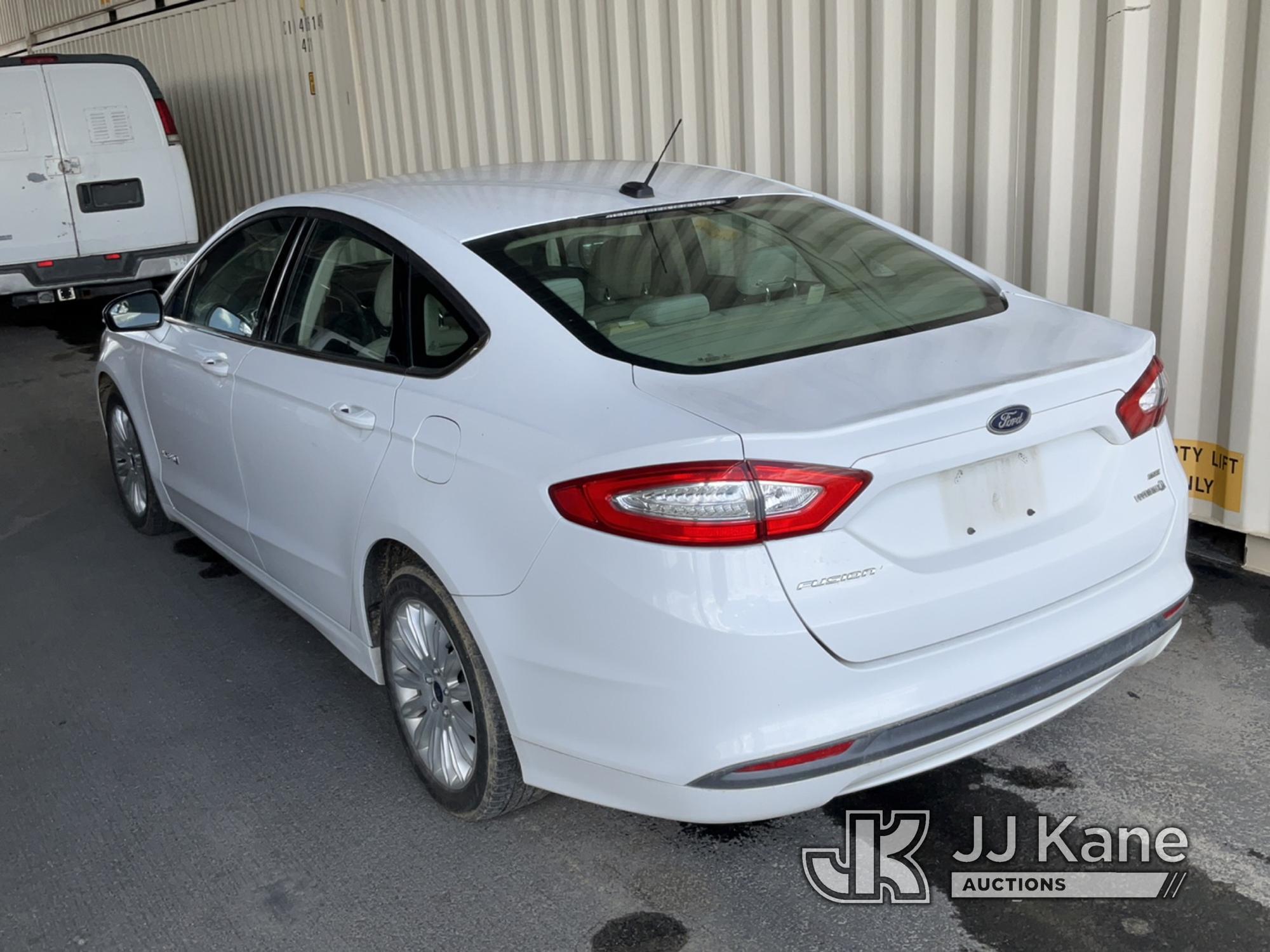 (Jurupa Valley, CA) 2014 Ford Fusion Hybrid 4-Door Sedan Runs & Moves