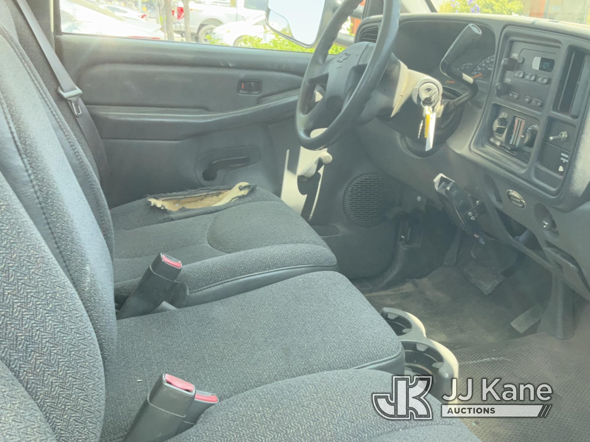 (Jurupa Valley, CA) 2007 Chevrolet Silverado 2500HD Regular Cab Pickup 2-DR Runs & Moves , Runs Roug