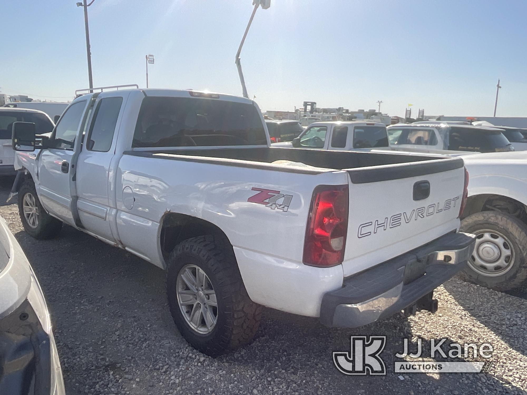 (Jurupa Valley, CA) 2003 Chevrolet Silverado 1500 4x4 Extended-Cab Pickup Truck Not Running, Front E