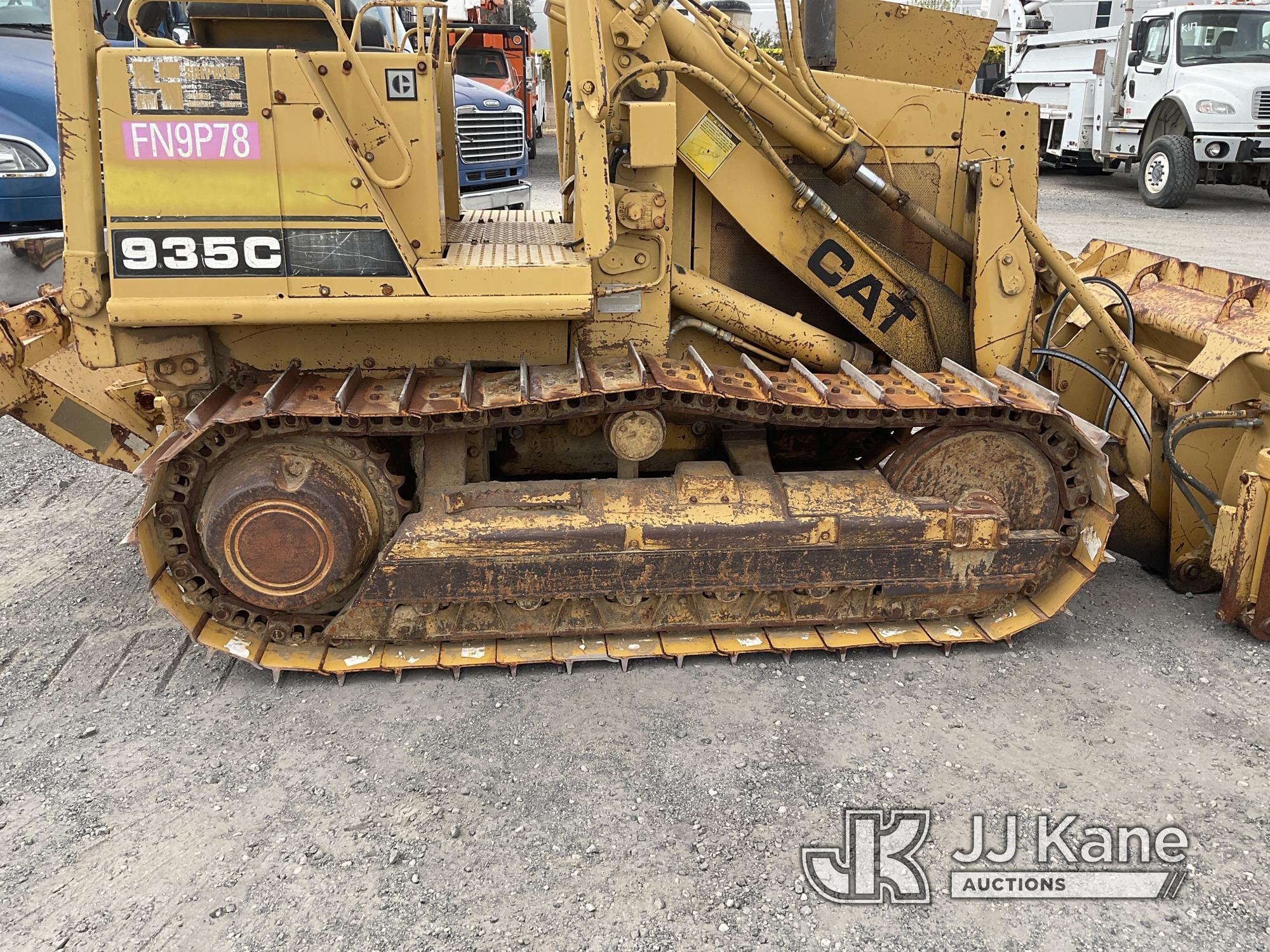 (Jurupa Valley, CA) 1989 Caterpillar Loader 935C Tractor Tracked Skid Steer Loader Runs, Moves & Ope