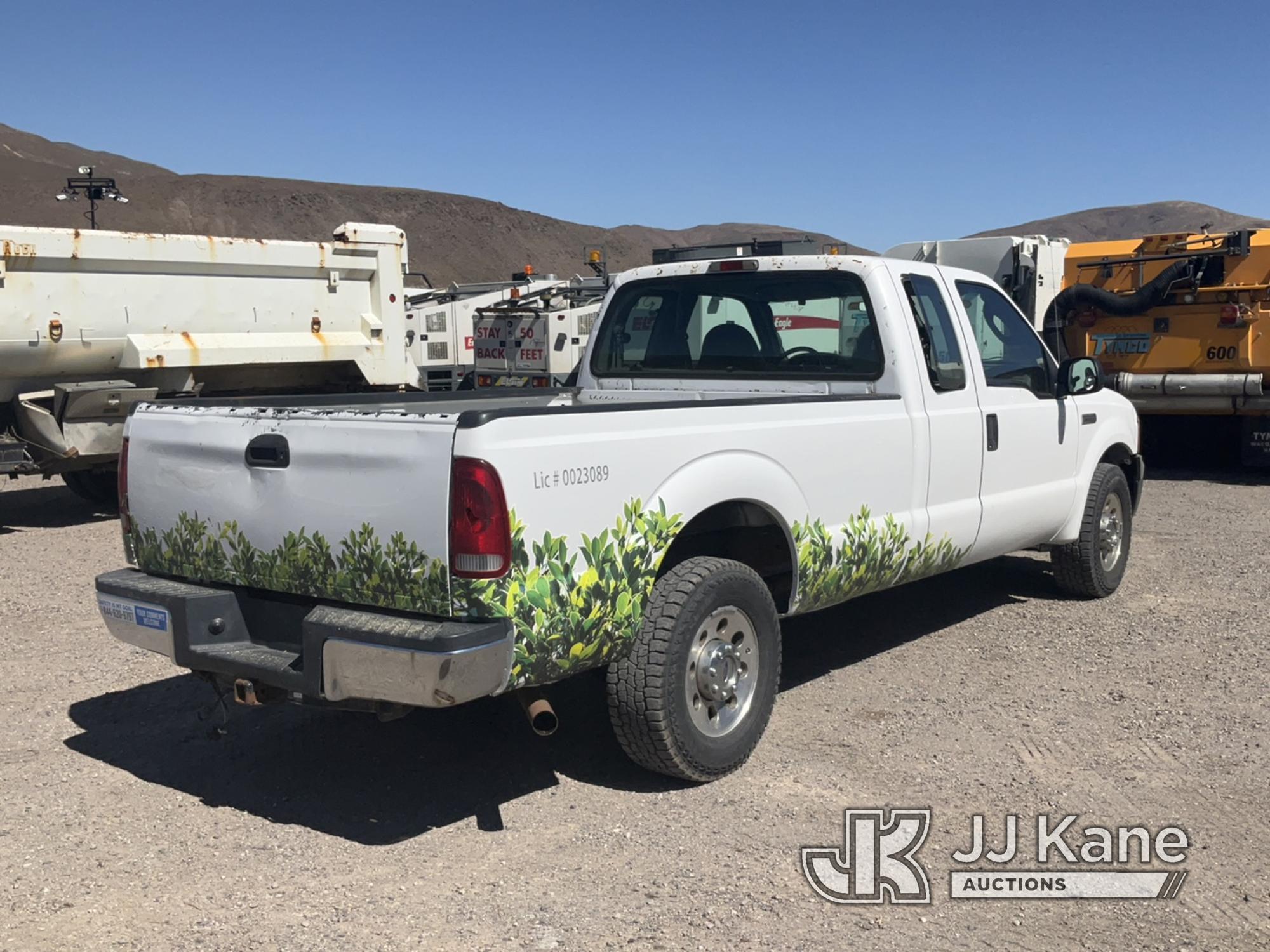 (Tracy-Clark, NV) 2005 Ford F250 Extended-Cab Pickup Truck Runs & Moves) (Minor Body Damage, Cracked