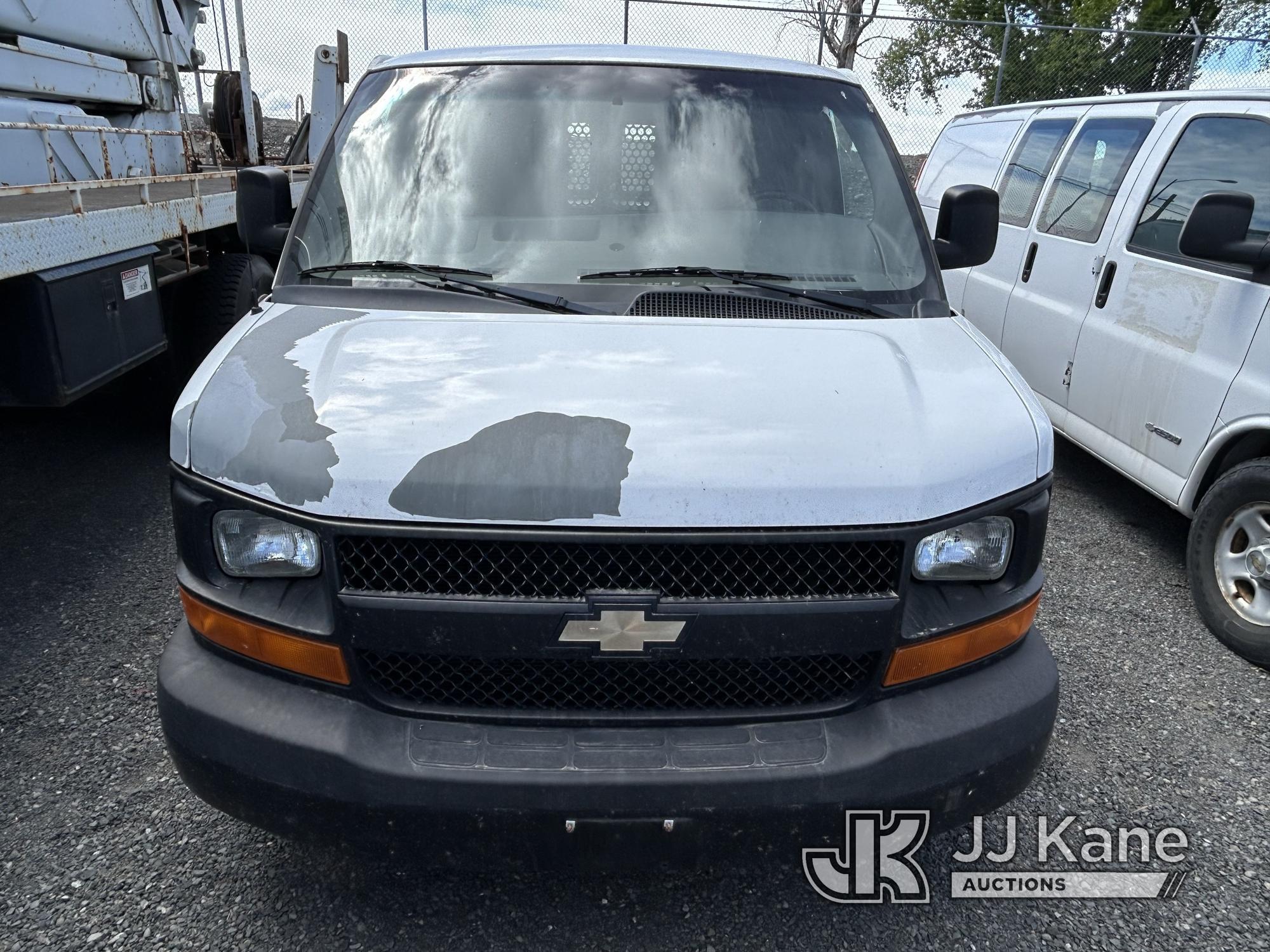 (Ephrata, WA) 2010 Chevrolet Express G2500 AWD Cargo Van Runs & Moves) (Jump to start