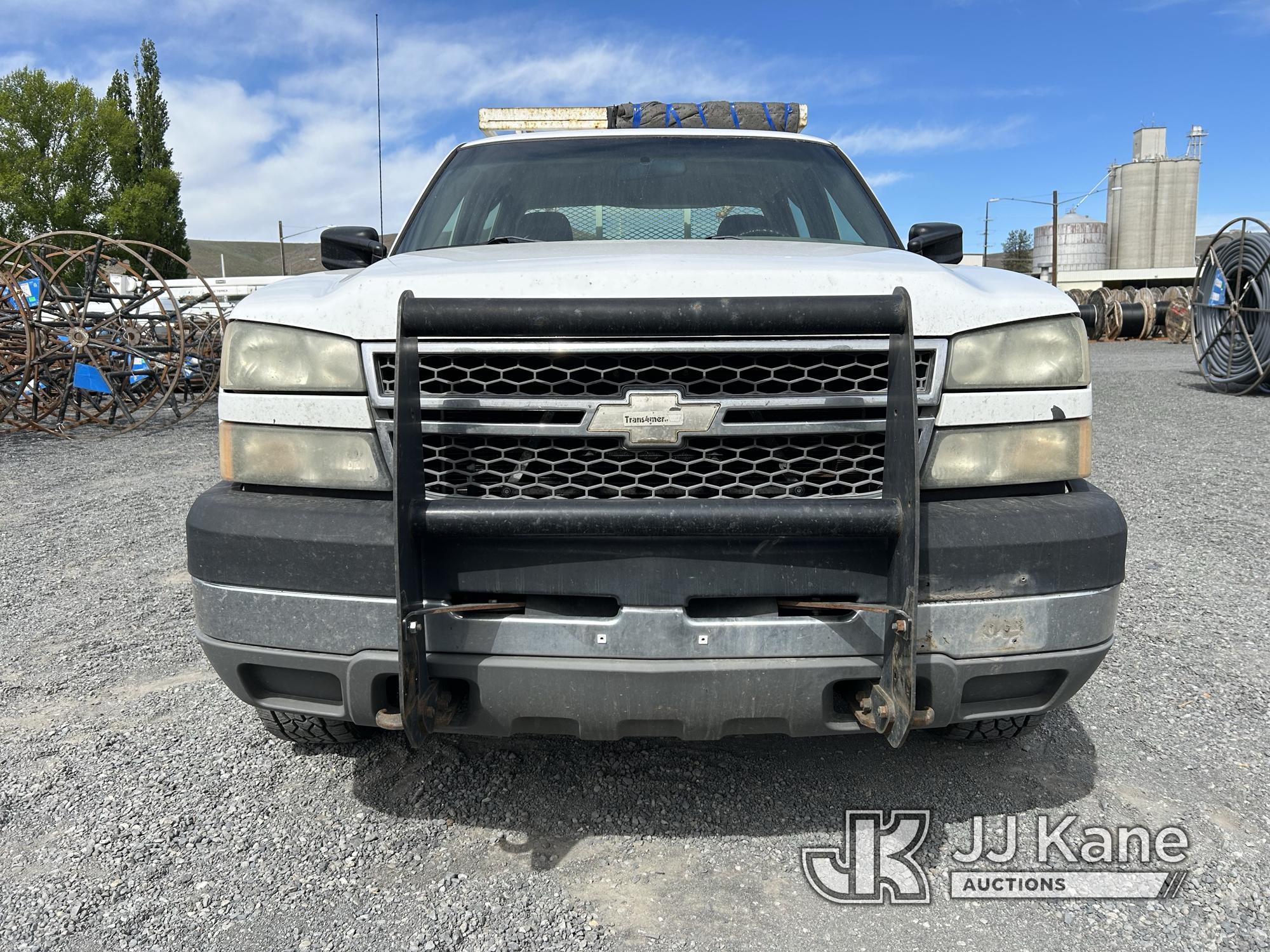 (Ephrata, WA) 2005 Chevrolet Silverado 4x4 Extended-Cab Pickup Truck Runs & Moves, Check Engine Ligh