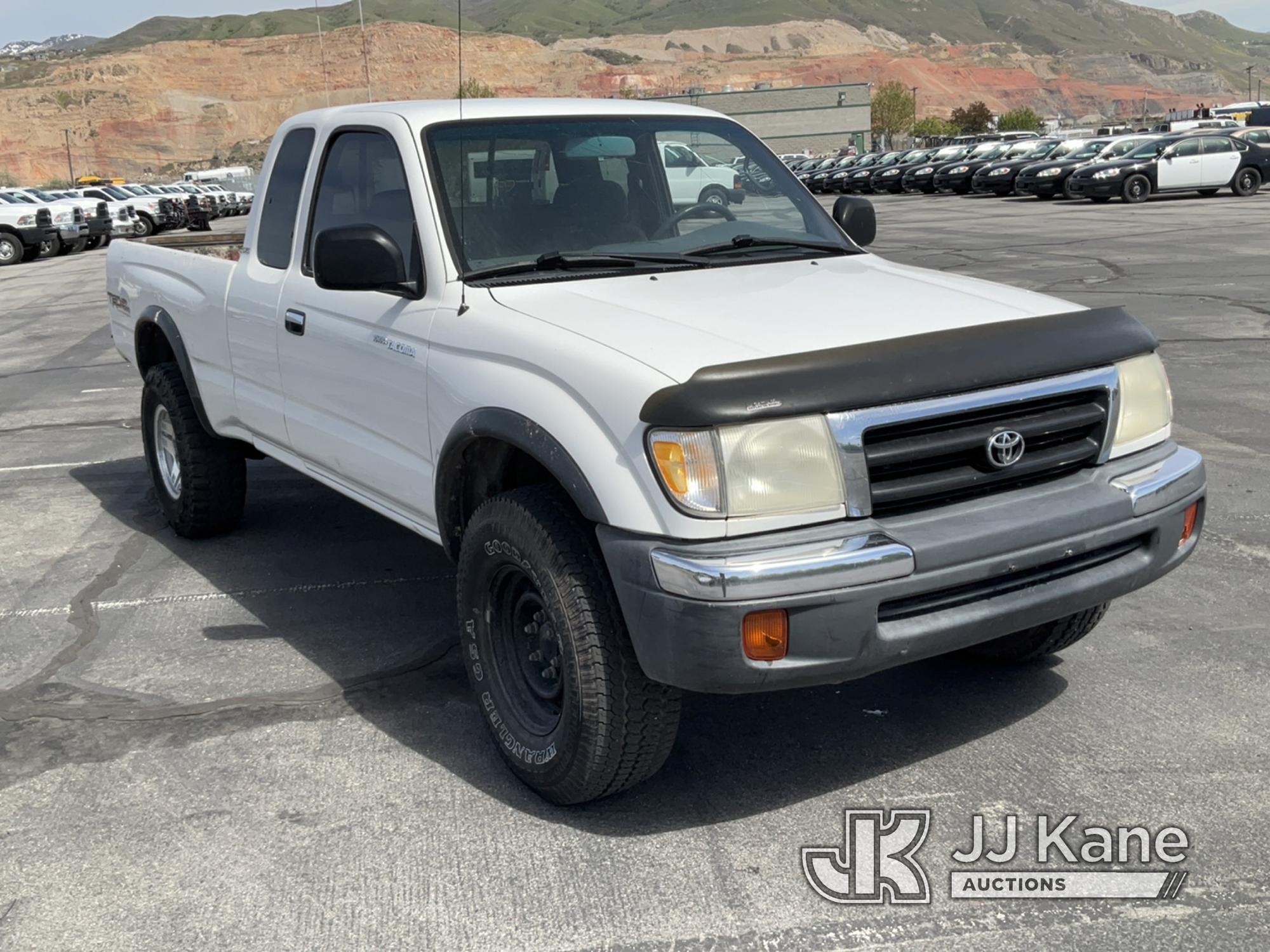 (Salt Lake City, UT) 2000 Toyota Tacoma 4x4 Extended-Cab Pickup Truck Runs & Moves) (Oil Leak, Drive