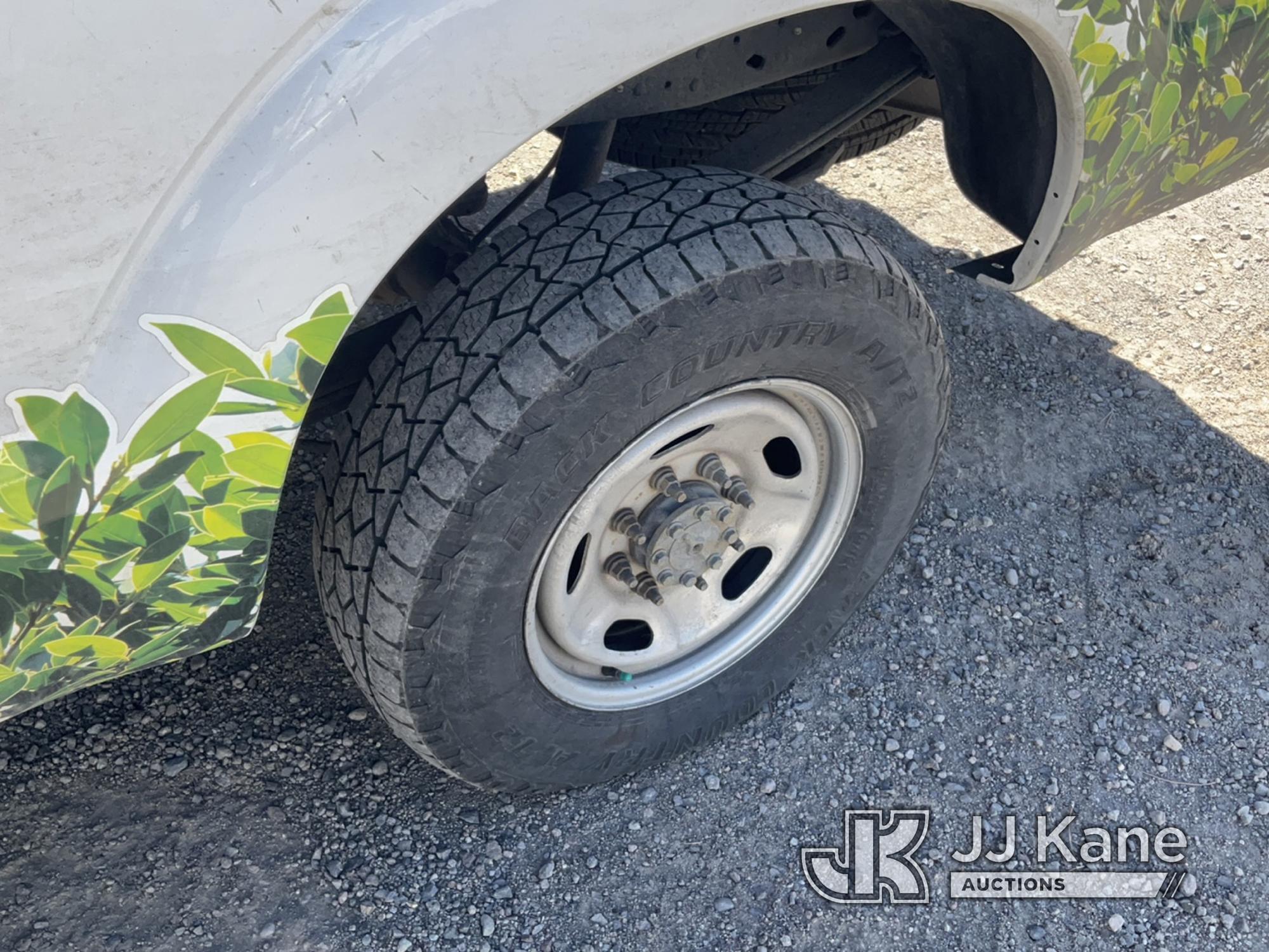 (Tracy-Clark, NV) 2013 Ford F250 4x4 Extended-Cab Pickup Truck Runs & Moves) (Tire Pressure Light On