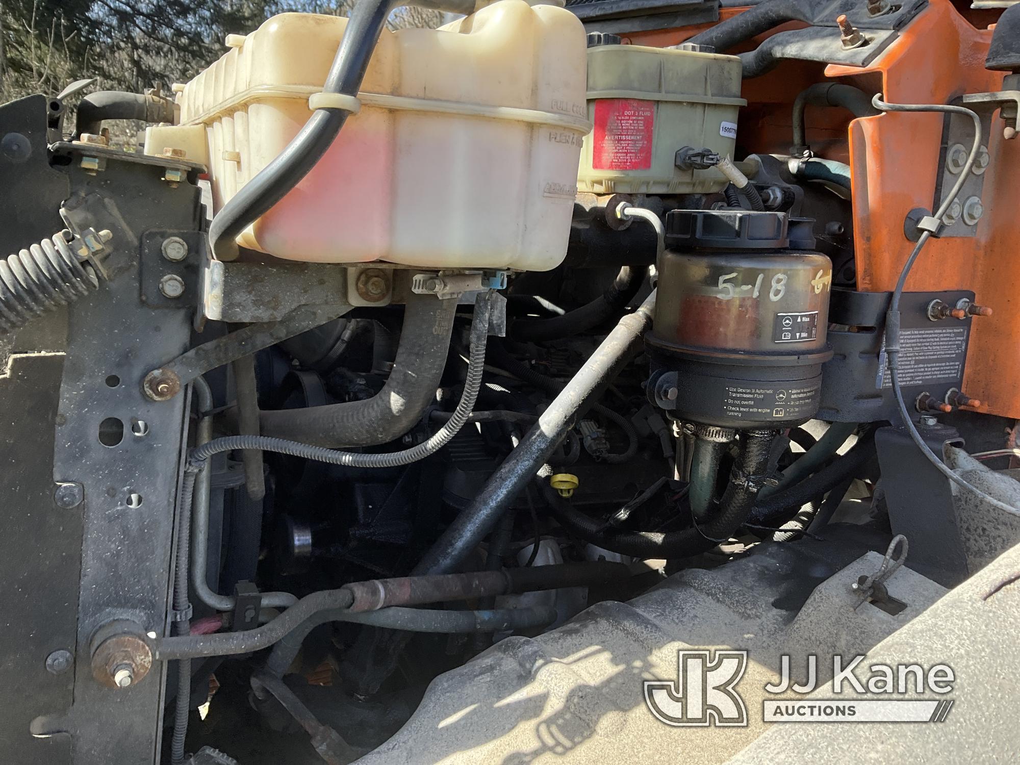 (Tacoma, WA) Altec LRV60/E70, Over-Center Elevator Bucket mounted behind cab on 2004 GMC C7500 Chipp