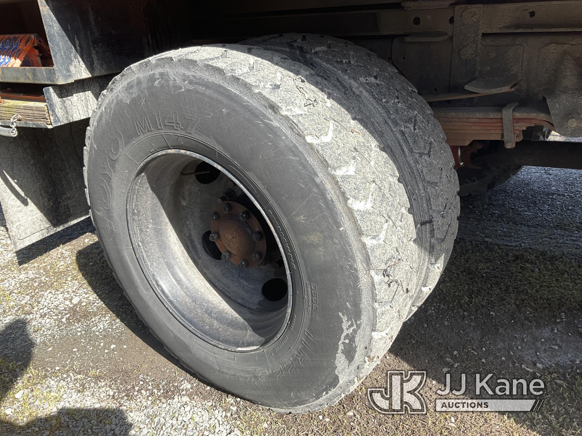 (Tacoma, WA) Altec LRV60/E70, Over-Center Elevator Bucket mounted behind cab on 2004 GMC C7500 Chipp