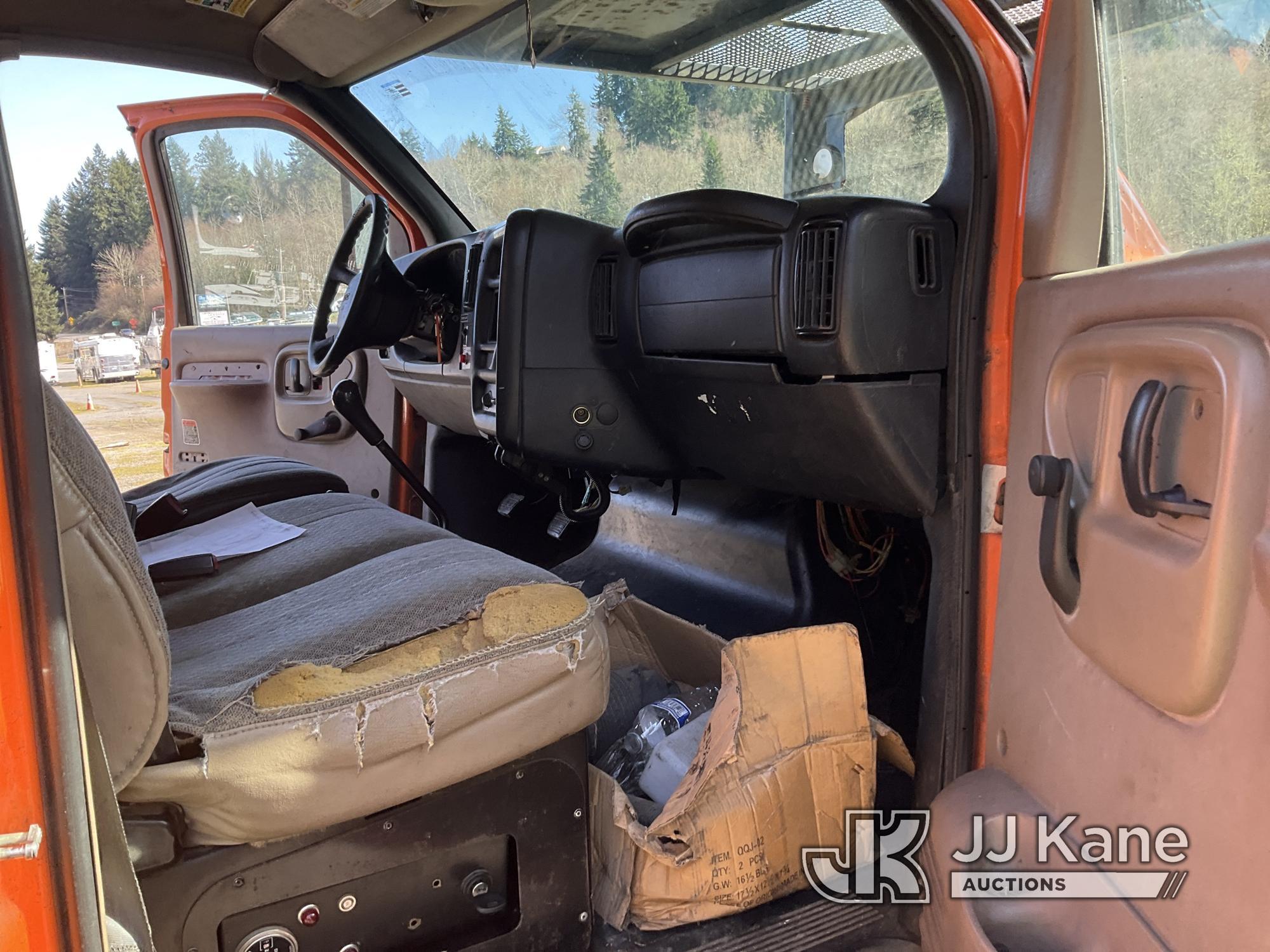 (Tacoma, WA) Altec LRV60/E70, Over-Center Elevator Bucket mounted behind cab on 2004 GMC C7500 Chipp