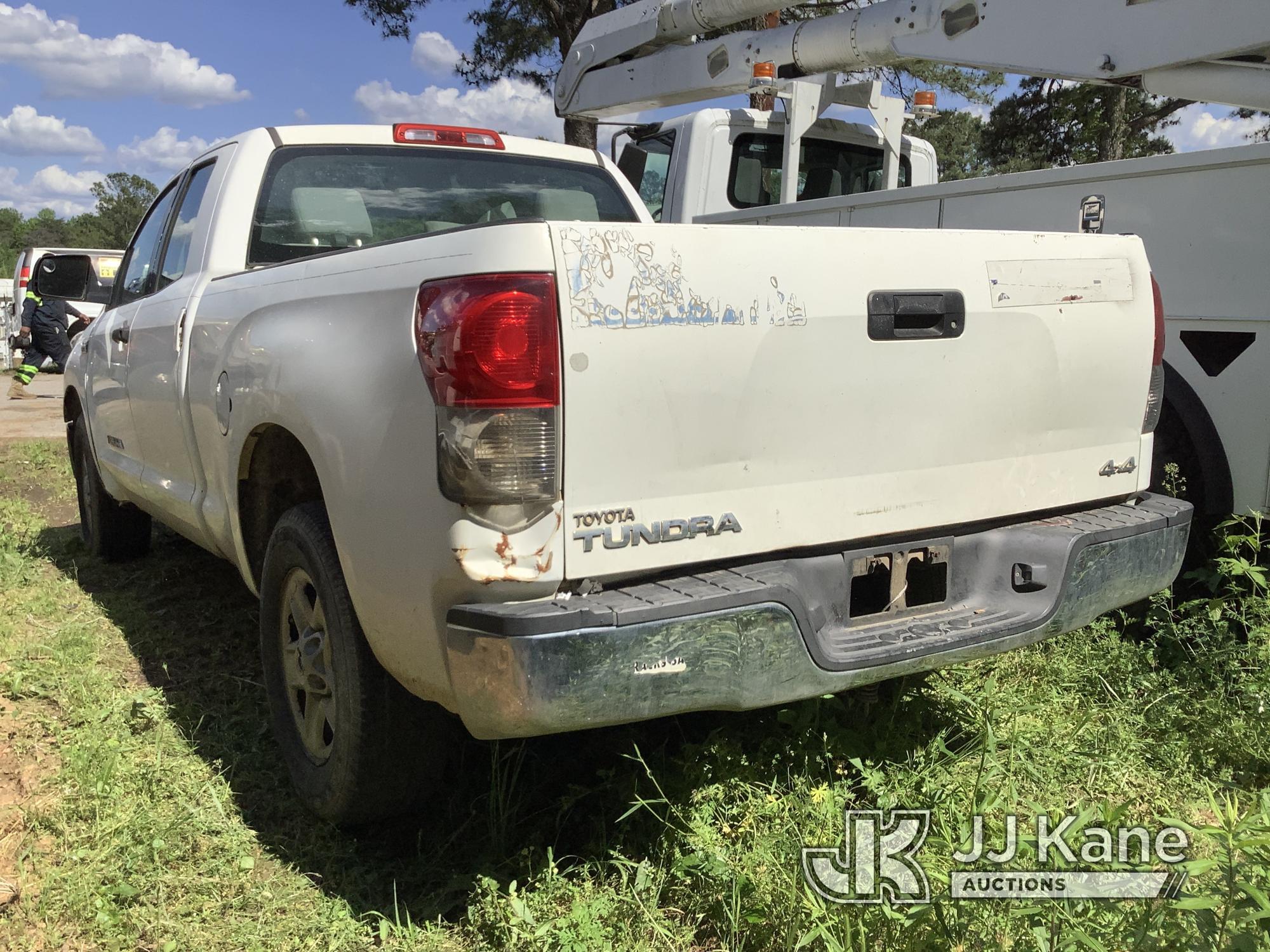 (Graysville, AL) 2008 Toyota Tundra 4x4 Crew-Cab Pickup Truck Runs & Moves) (Jump To Start,  Cracked