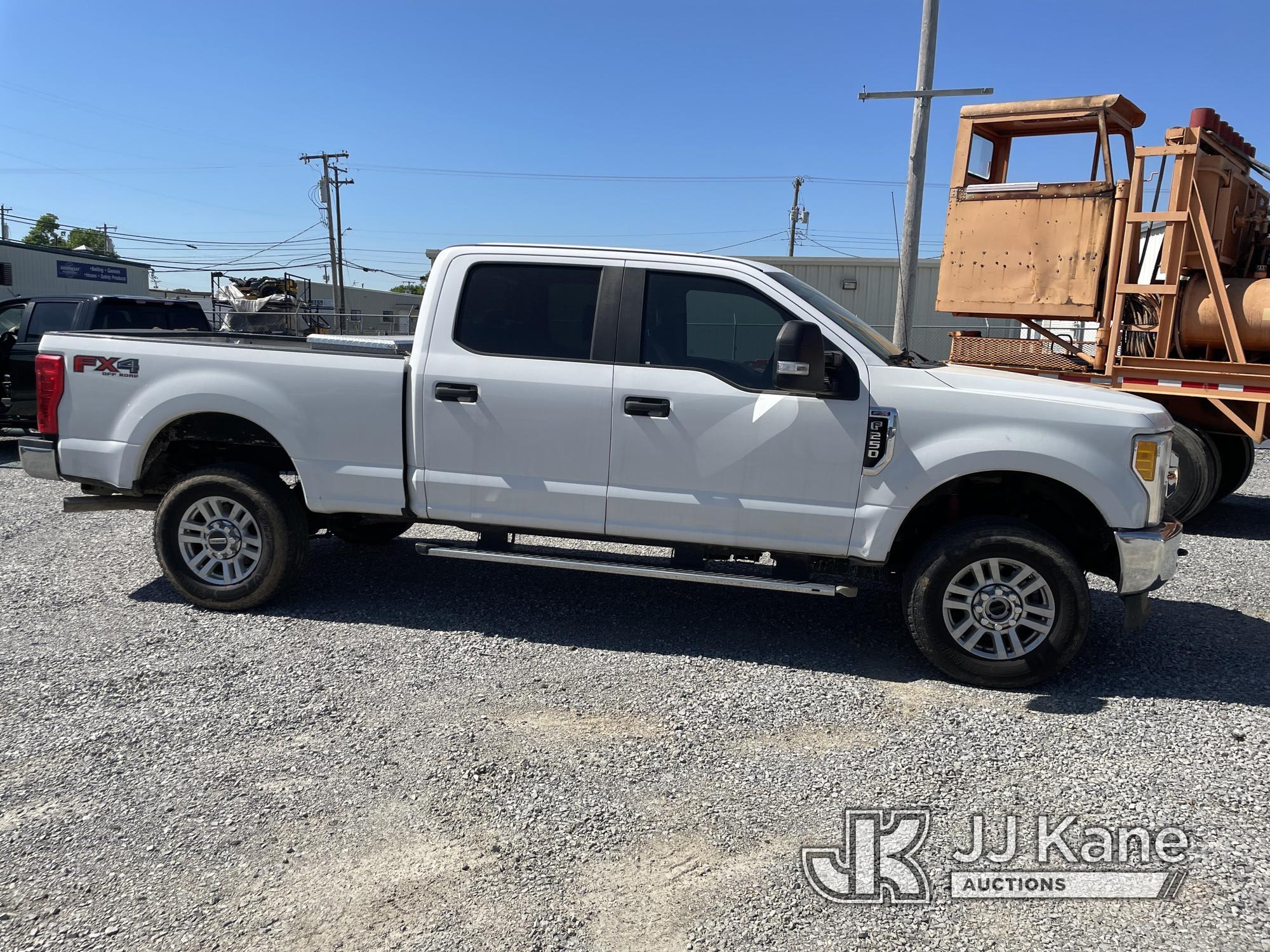 (Chattanooga, TN) 2017 Ford F250 4x4 Crew-Cab Pickup Truck Runs & Moves