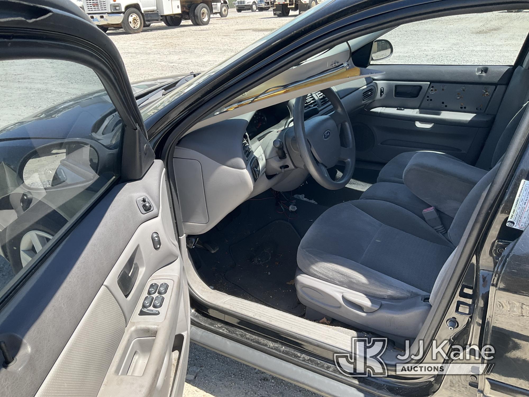 (Villa Rica, GA) 2007 Ford Taurus 4-Door Sedan Runs & Moves) (Jump To Start, Body Damage