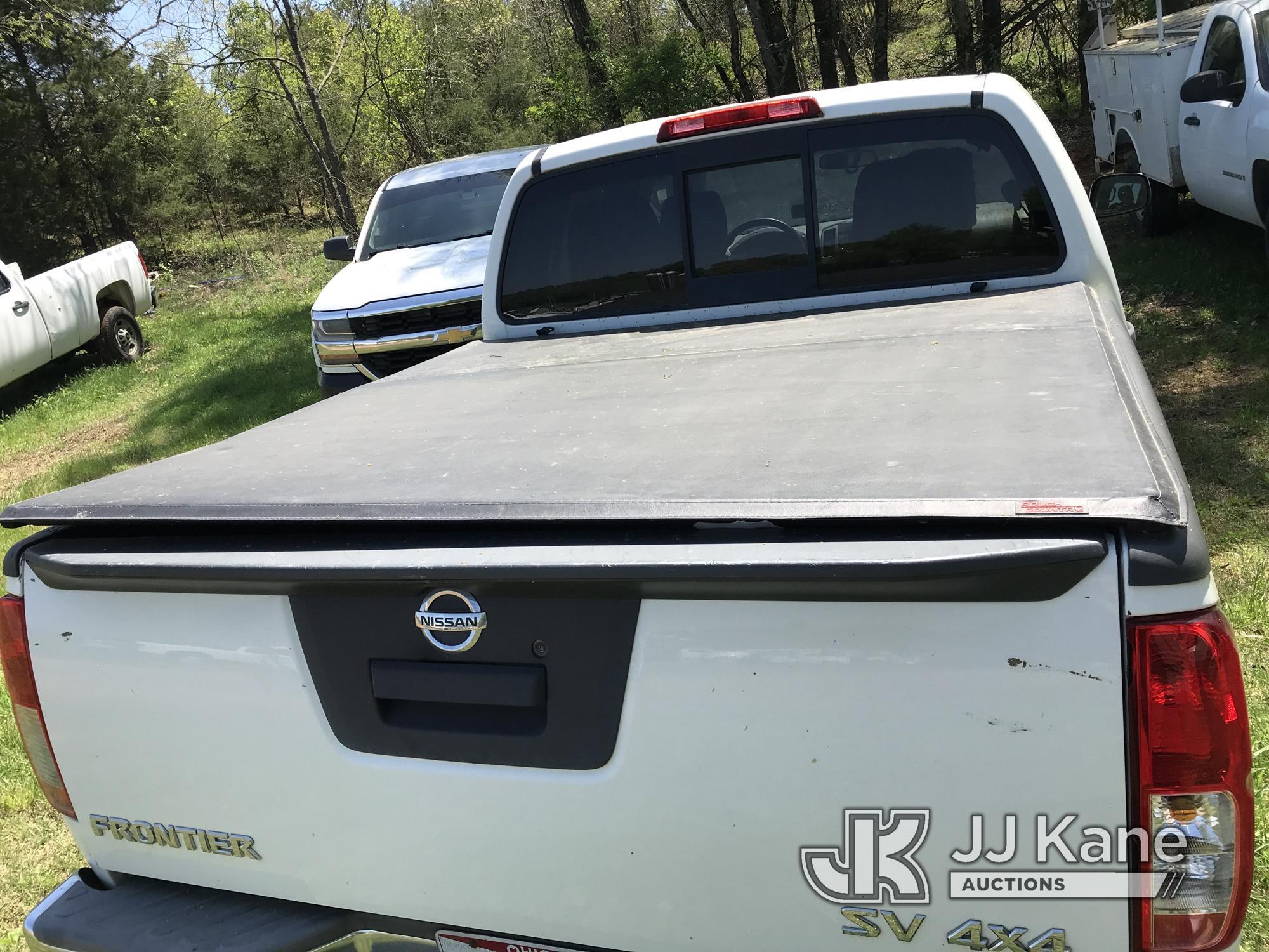 (Kodak, TN) 2015 Nissan Frontier 4x4 Crew-Cab Pickup Truck Not Running & Condition Unknown) (Cracked