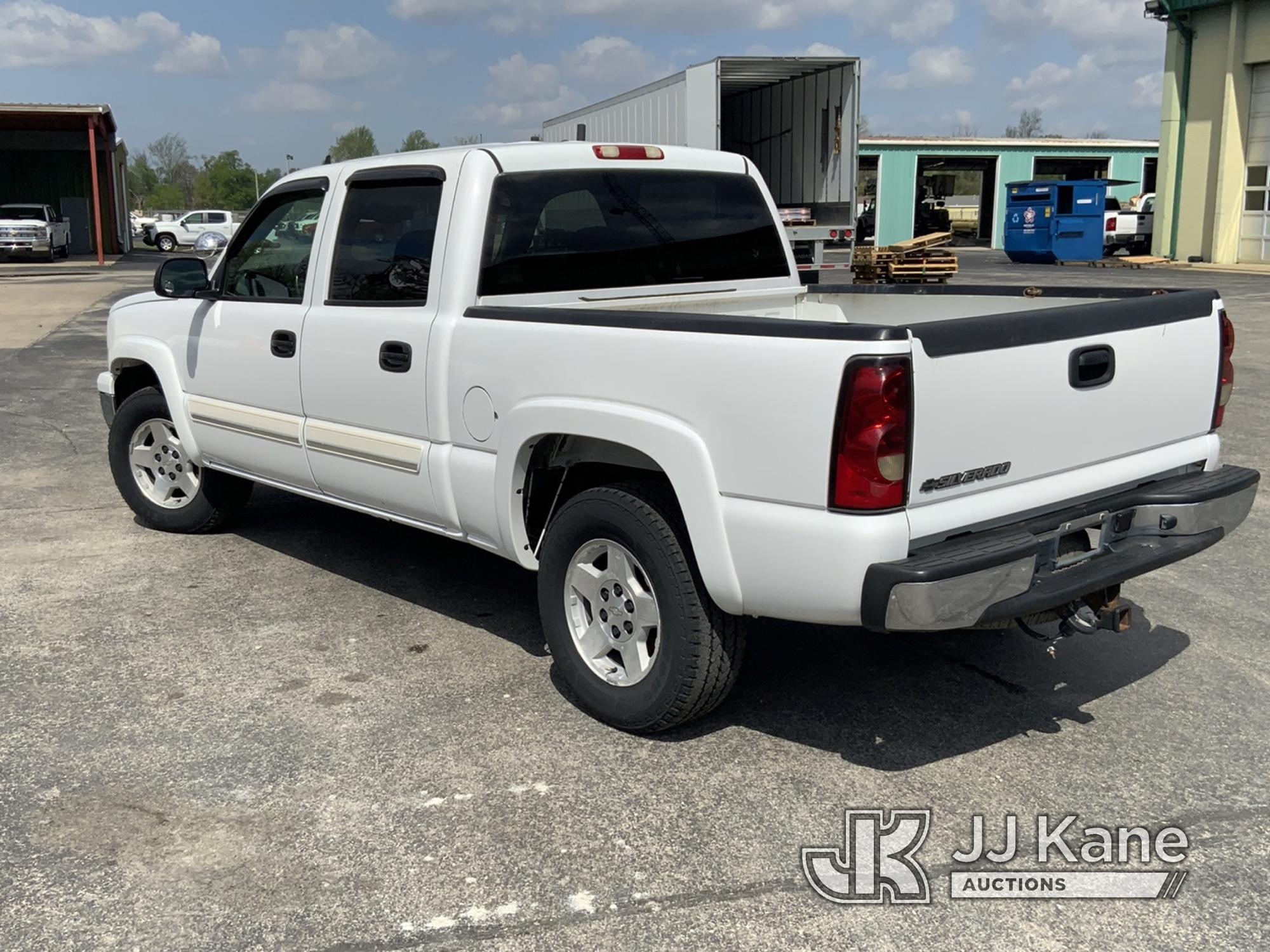 (Owensboro, KY) 2006 Chevrolet Silverado 1500 4x4 Crew-Cab Pickup Truck Runs & Moves) (Check Engine