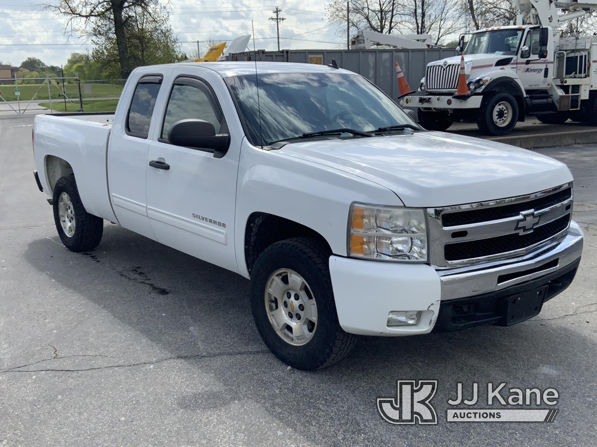 (Owensboro, KY) 2011 Chevrolet Silverado 1500 4x4 Extended-Cab Pickup Truck Runs & Moves) (Service A