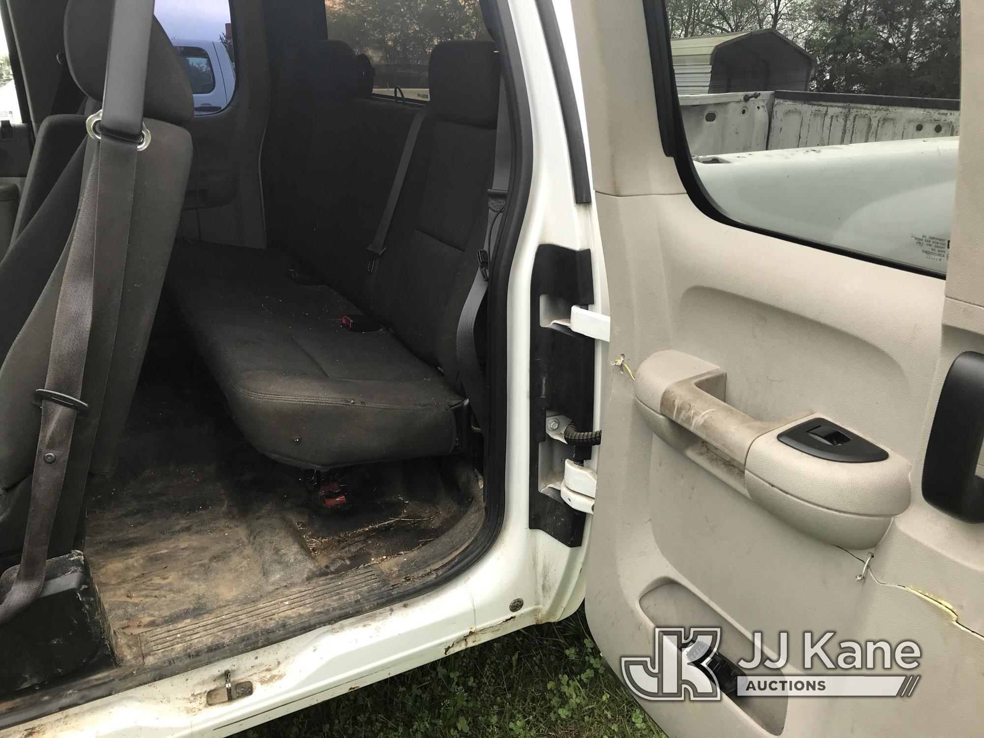 (Kodak, TN) 2011 Chevrolet Silverado 1500 4x4 Extended-Cab Pickup Truck Runs & Moves) (Engine Knocks