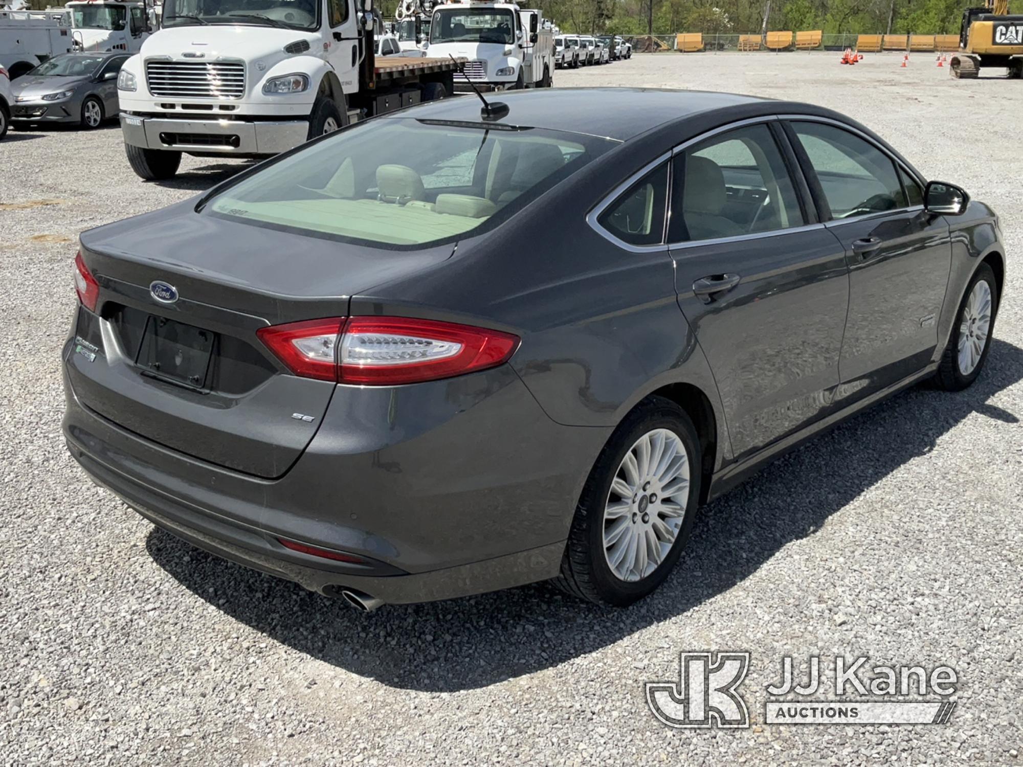 (Verona, KY) 2016 Ford Fusion Energi 4-Door Hybrid Sedan Runs & Moves) (Duke Unit