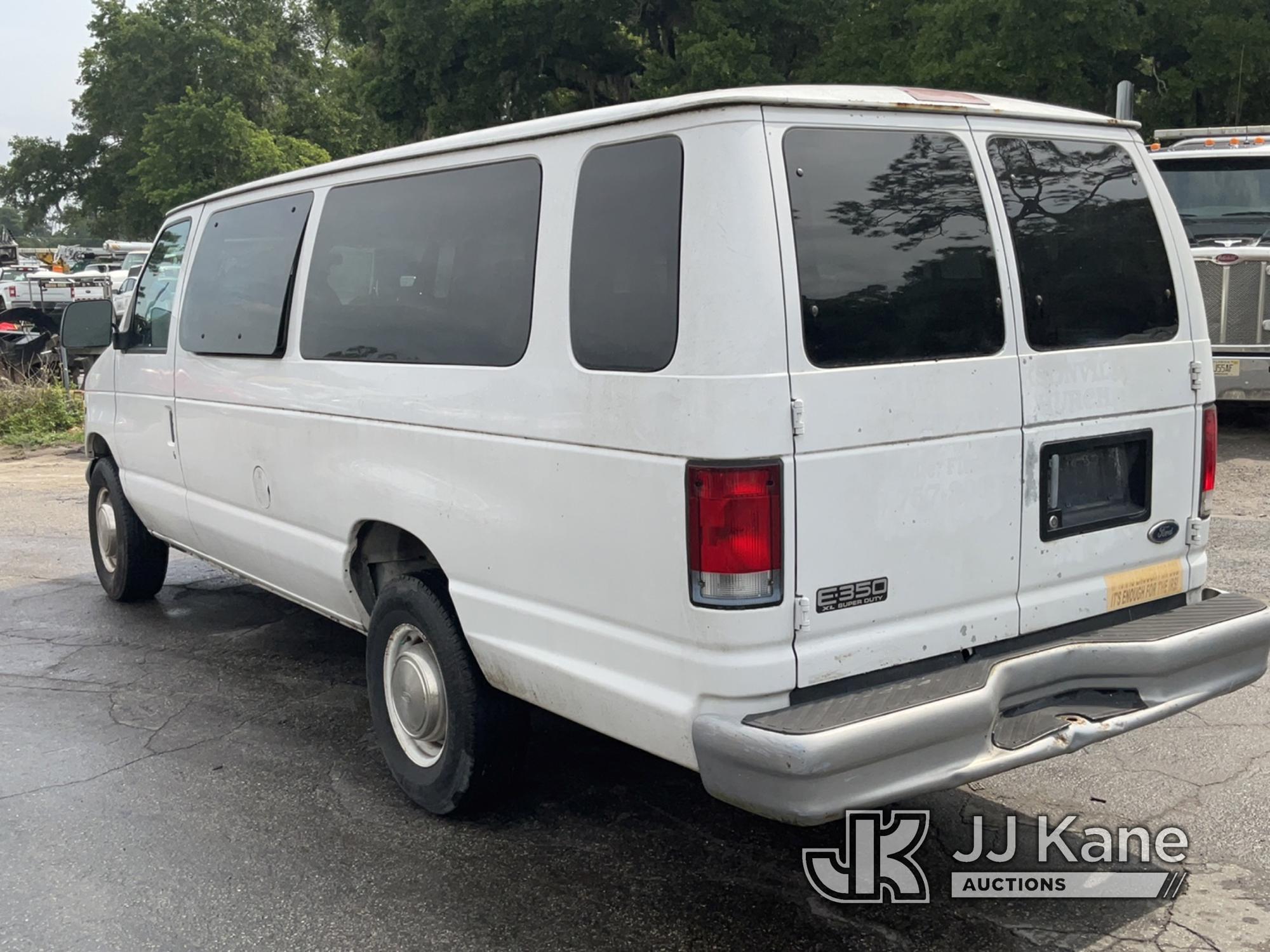 (Ocala, FL) 1999 Ford E350 Extended Passenger Van Runs, Moves, Service Engine Light On) ( Minor Body