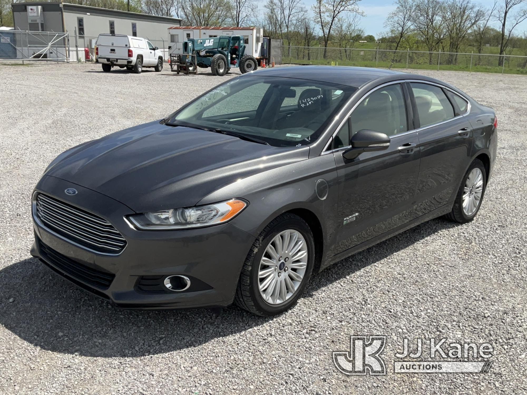 (Verona, KY) 2016 Ford Fusion Energi 4-Door Hybrid Sedan Runs & Moves) (Duke Unit