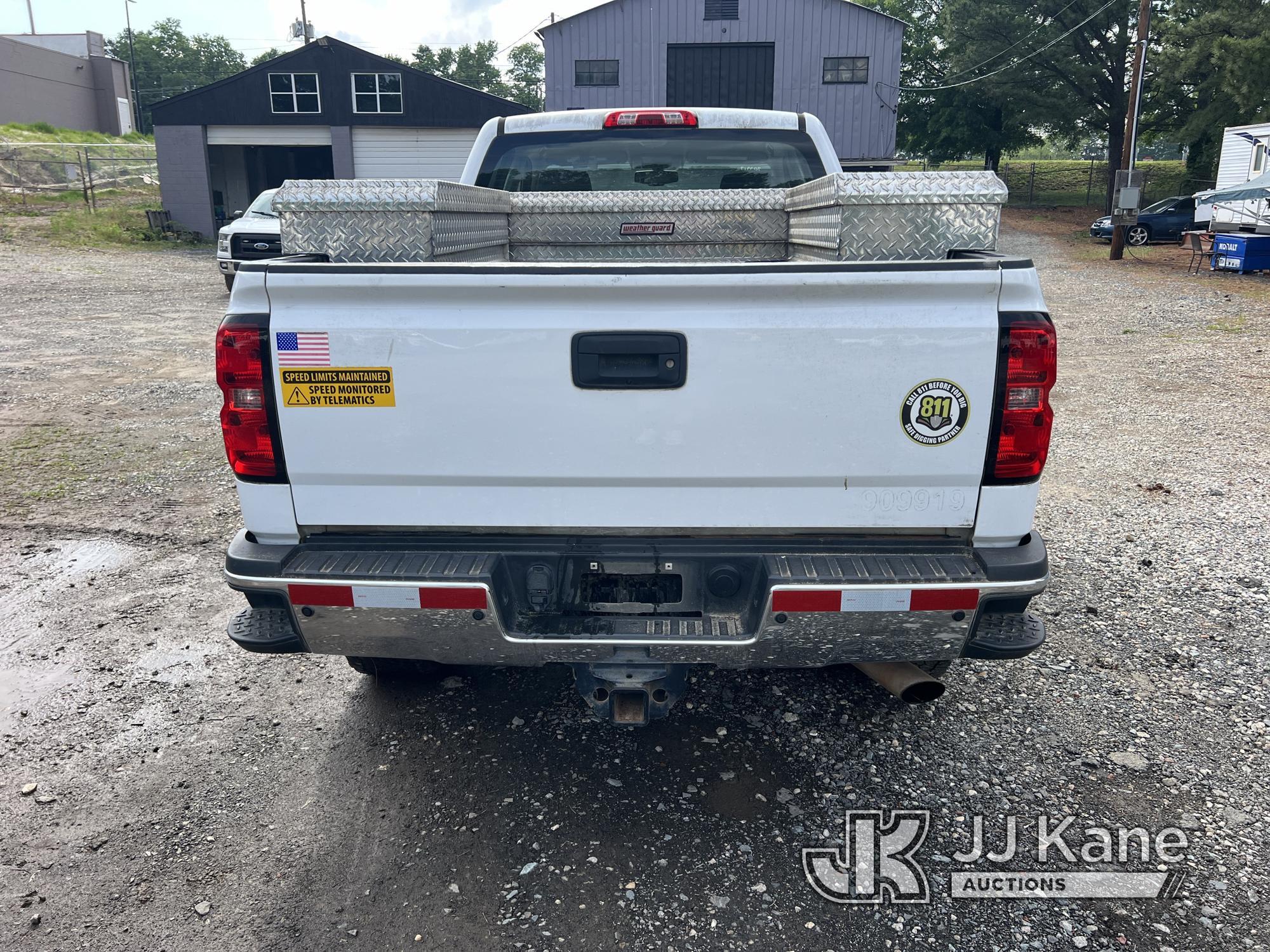 (Charlotte, NC) 2018 Chevrolet Silverado 2500HD 4x4 Extended-Cab Pickup Truck Runs & Moves) (Paint/B