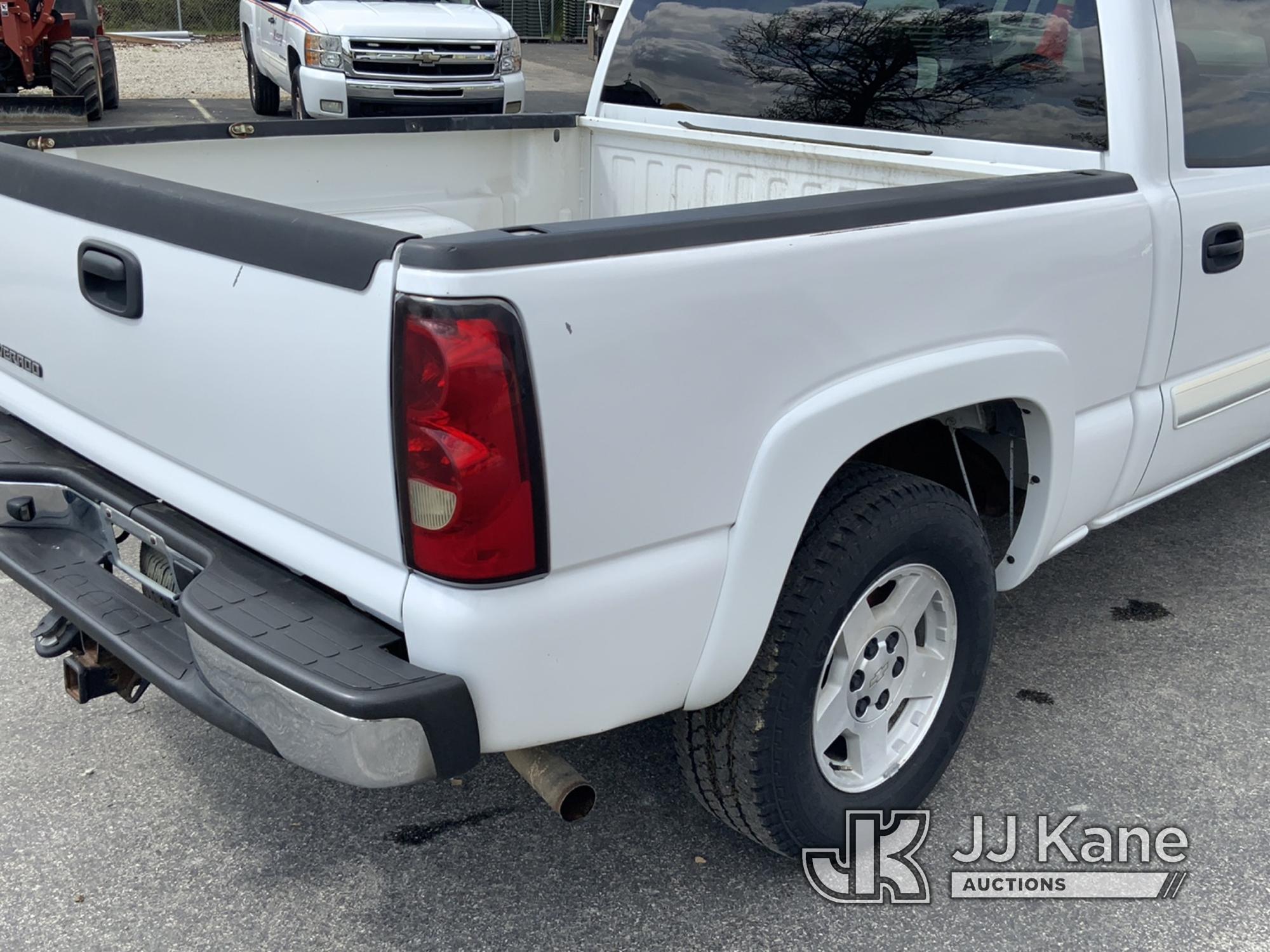 (Owensboro, KY) 2006 Chevrolet Silverado 1500 4x4 Crew-Cab Pickup Truck Runs & Moves) (Check Engine