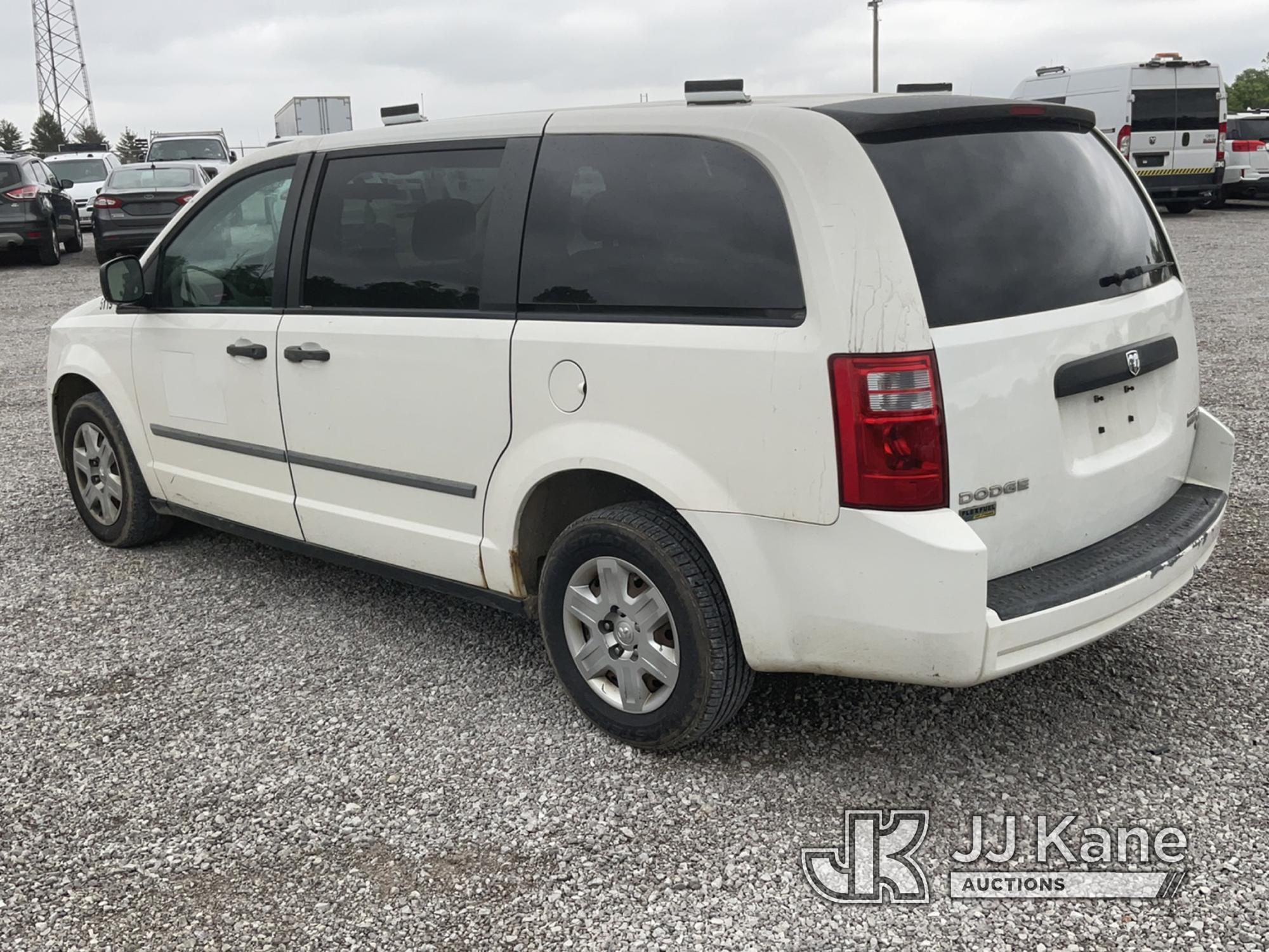 (Verona, KY) 2010 Dodge Grand Caravan Van Runs & Moves) (Rust Damage, Exhaust Leak, Shifter Knob Mis